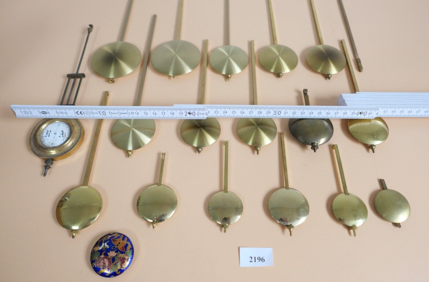 KONVOLUT Posten Ersatzteile alte & antike Pendel Pendellinsen Messing Wanduhr - Antikhandel-Stuttgart