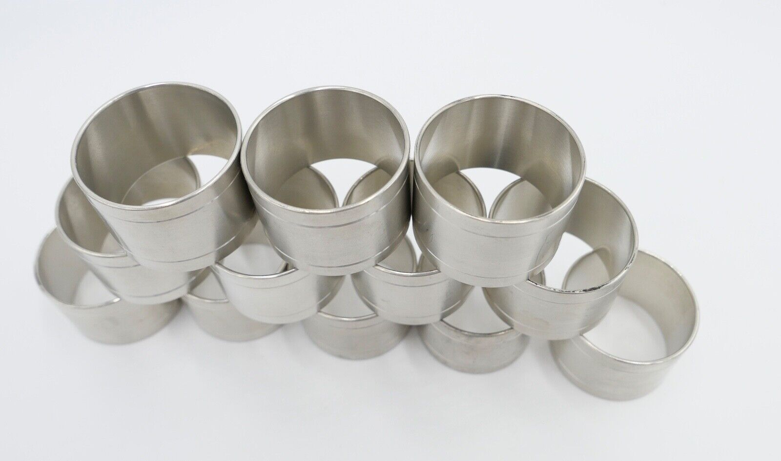 NEUwertig 12 Stück Royal SELANGOR PEWTER Zinn Tinn Serviettenringe Palmen Meer - Antikhandel-Stuttgart