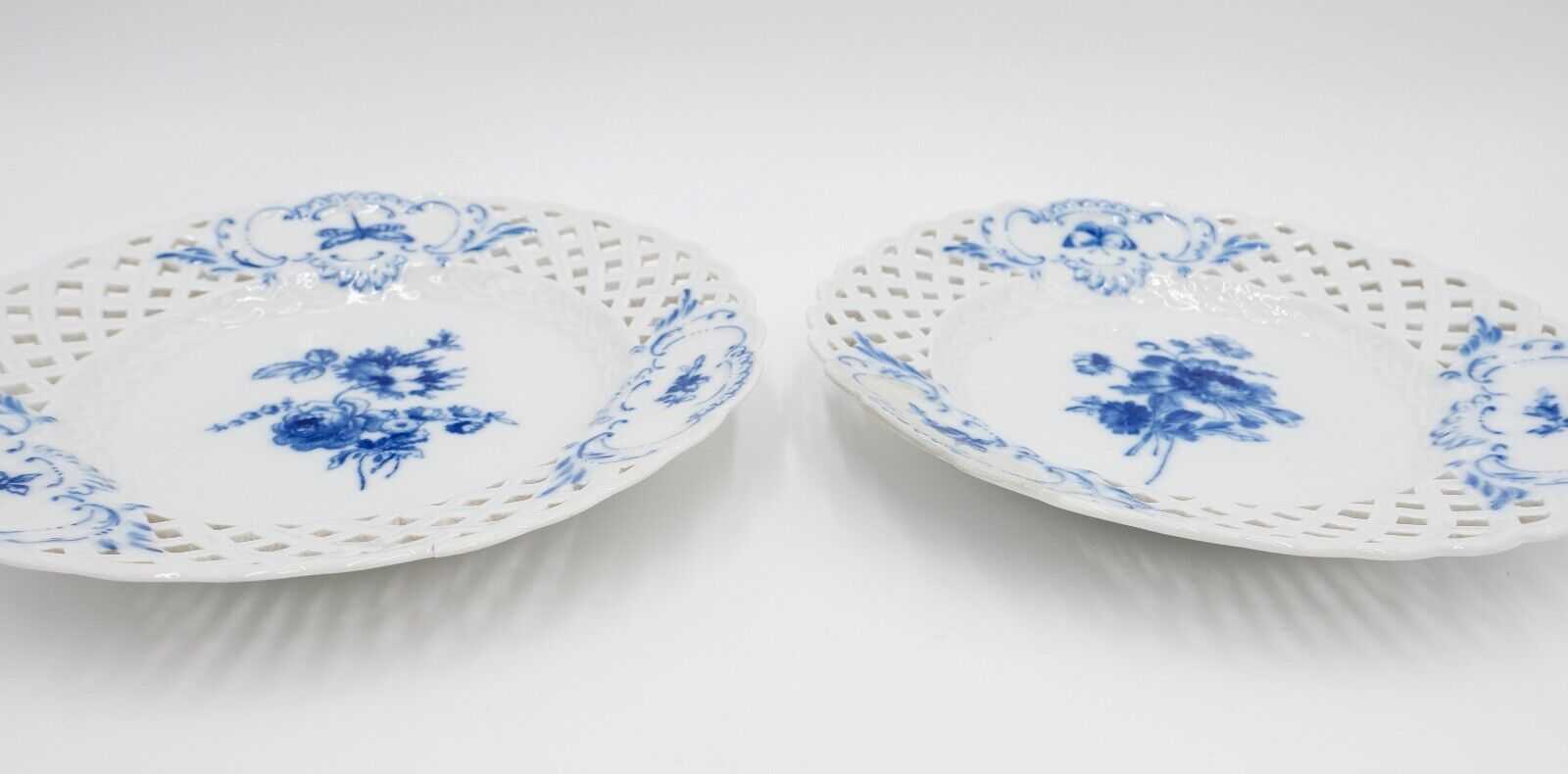 2x Meissen Durchbruchteller Wandteller Ø 20,5 cm blaue Blume Knaufzeit - Antikhandel-Stuttgart