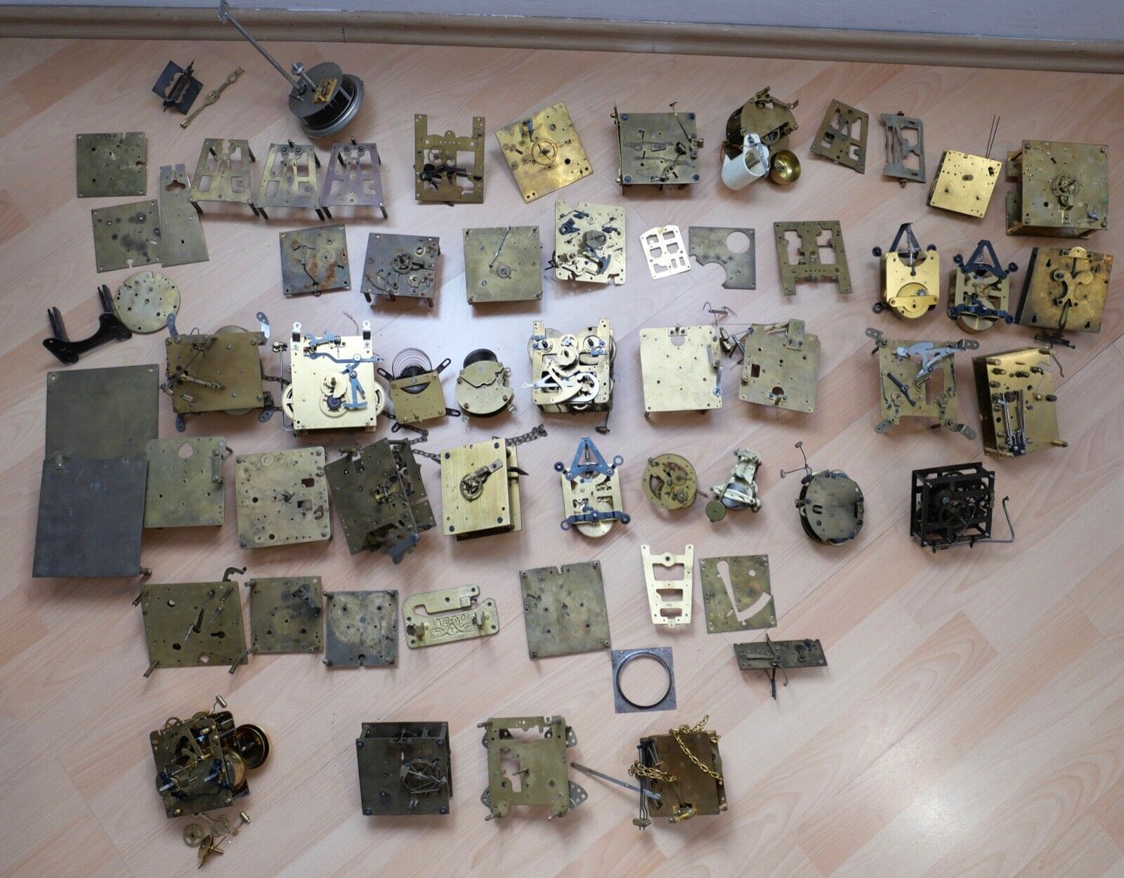 KOVOLUT Posten Ersatzteile Uhrwerke JUNGHANS LFS CW Standuhren Schilduhr Glocke - Antikhandel-Stuttgart