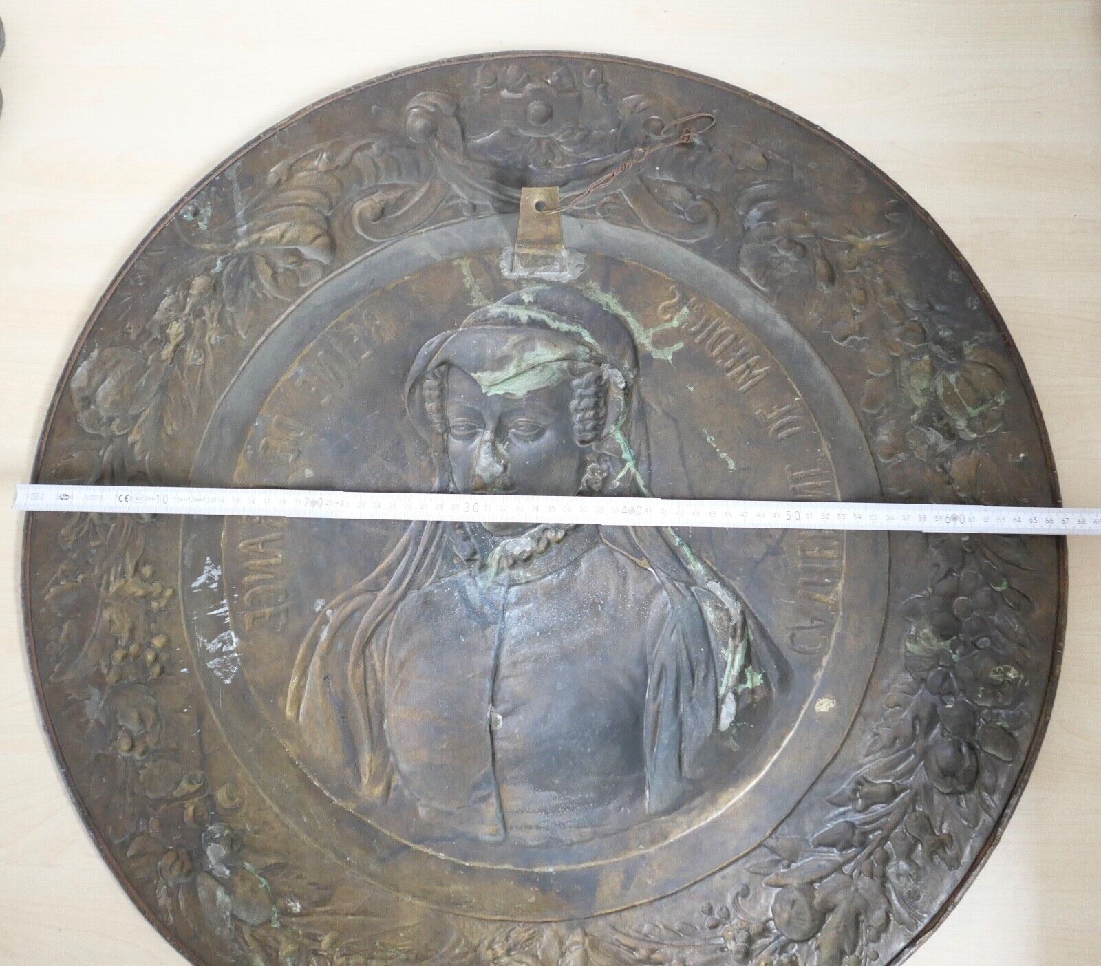 alte französische Repousse Messing Bronze Hängeplatte CATHERINE DE MEDICIS Ø69cm - Antikhandel-Stuttgart