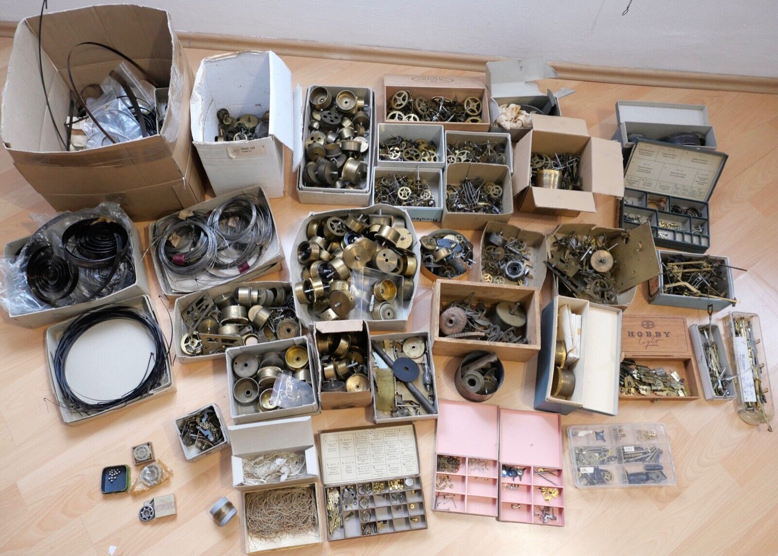 KOVOLUT Ersatzteile Uhrmacherauflösung antik alt Uhrwerk Triebfeder Anker Räder - Antikhandel-Stuttgart