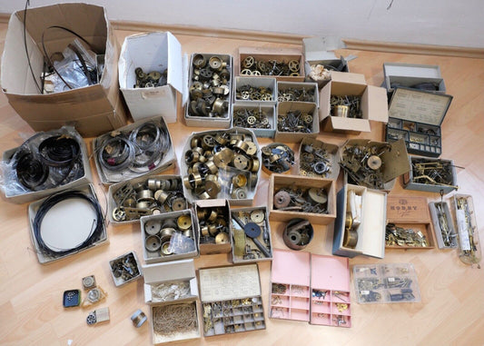 KOVOLUT Ersatzteile Uhrmacherauflösung antik alt Uhrwerk Triebfeder Anker Räder - Antikhandel-Stuttgart