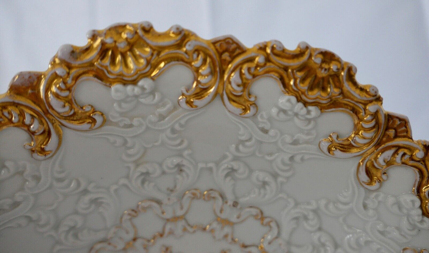 Antiker Meissen Prunk Teller Schale Weiß Goldrelief Staffage Ø 26 cm 19. Jh - Antikhandel-Stuttgart
