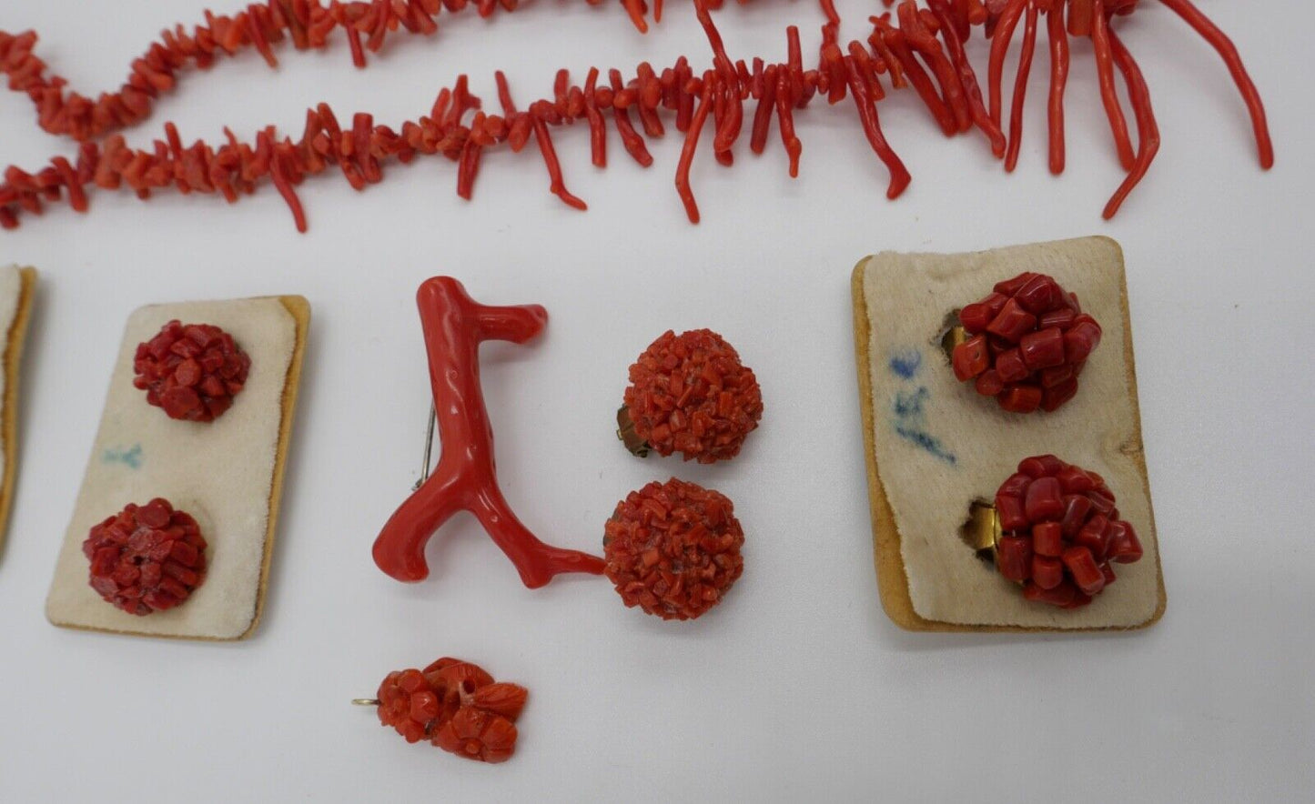 Posten / Konvolut alter Korallen Schmuck Kette Ohrringe Brosche teilweise NEU - Antikhandel-Stuttgart