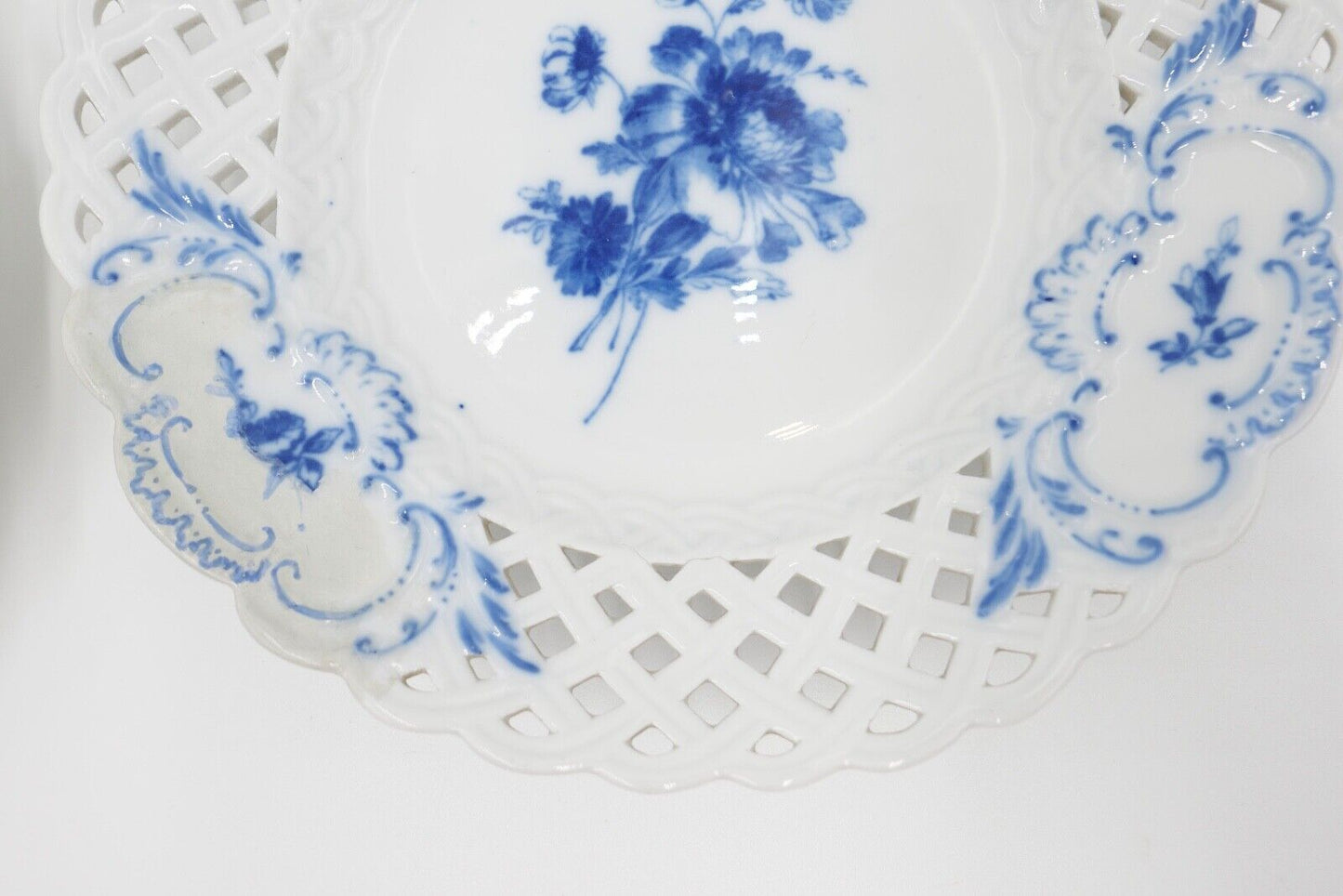 2x Meissen Durchbruchteller Wandteller Ø 20,5 cm blaue Blume Knaufzeit - Antikhandel-Stuttgart