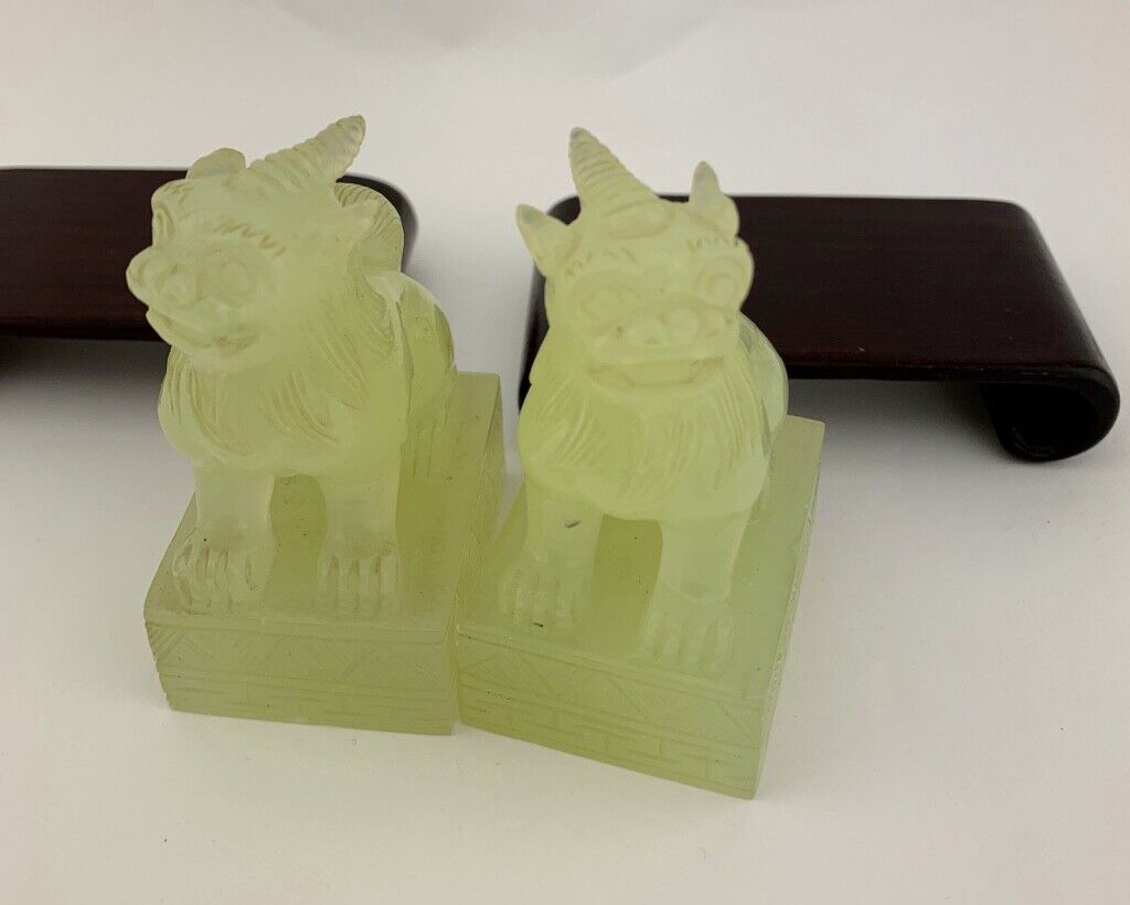 2 alte China vermutlich Glas Löwe Figur auf Holzsockel 8,5 cm ( in Jade Optik ) - Antikhandel-Stuttgart