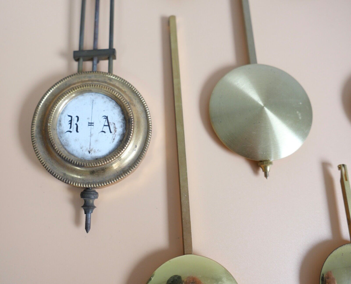 KONVOLUT Posten Ersatzteile alte & antike Pendel Pendellinsen Messing Wanduhr - Antikhandel-Stuttgart