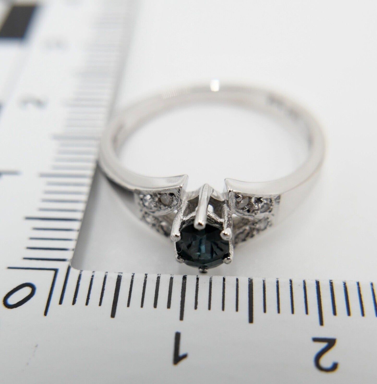 0,61 Ctw Eleganter 585 14K Entourage Weißgold Brillant - Saphir Ring Gr. 56 - Antikhandel-Stuttgart