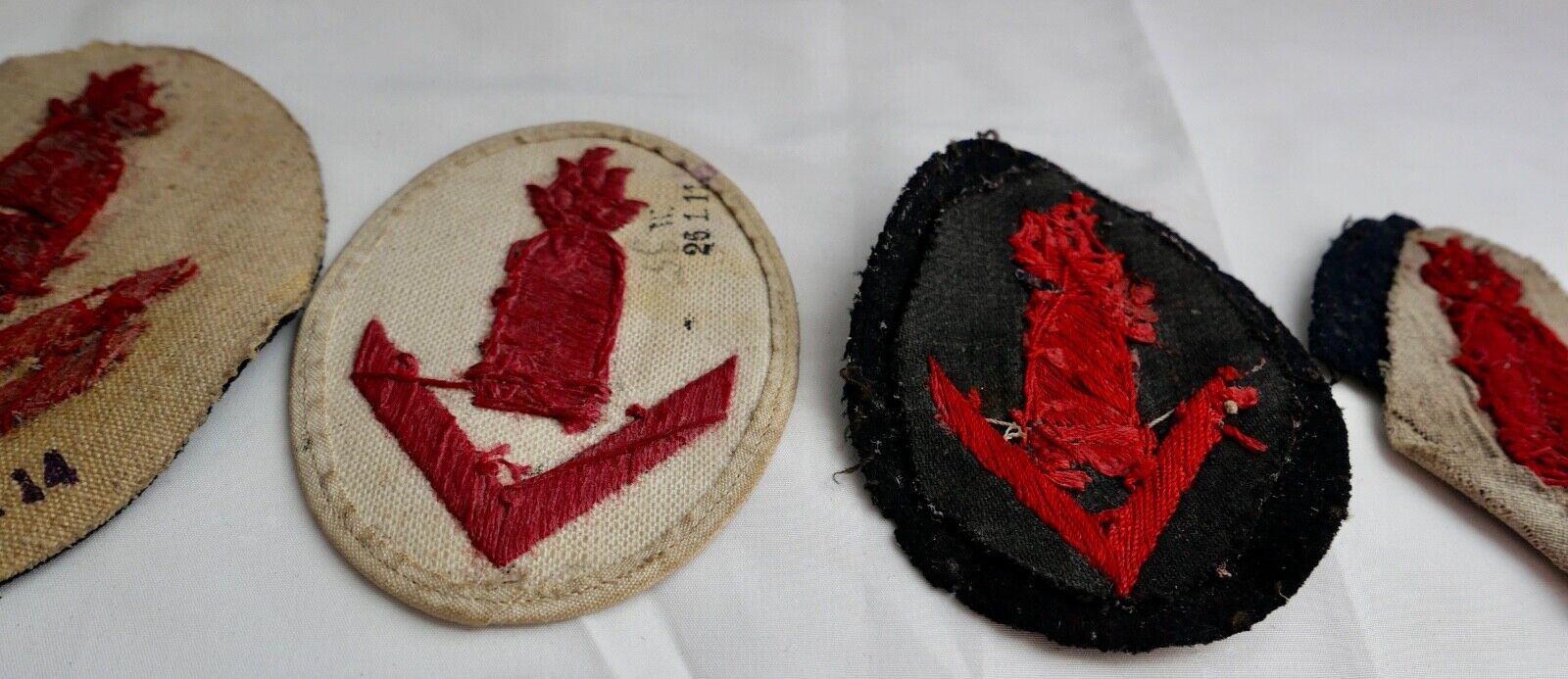 Posten 4x Ärmelabzeichen Kriegsmarine Sonderausbildung WK2 WW2 Geschützführer - Antikhandel-Stuttgart