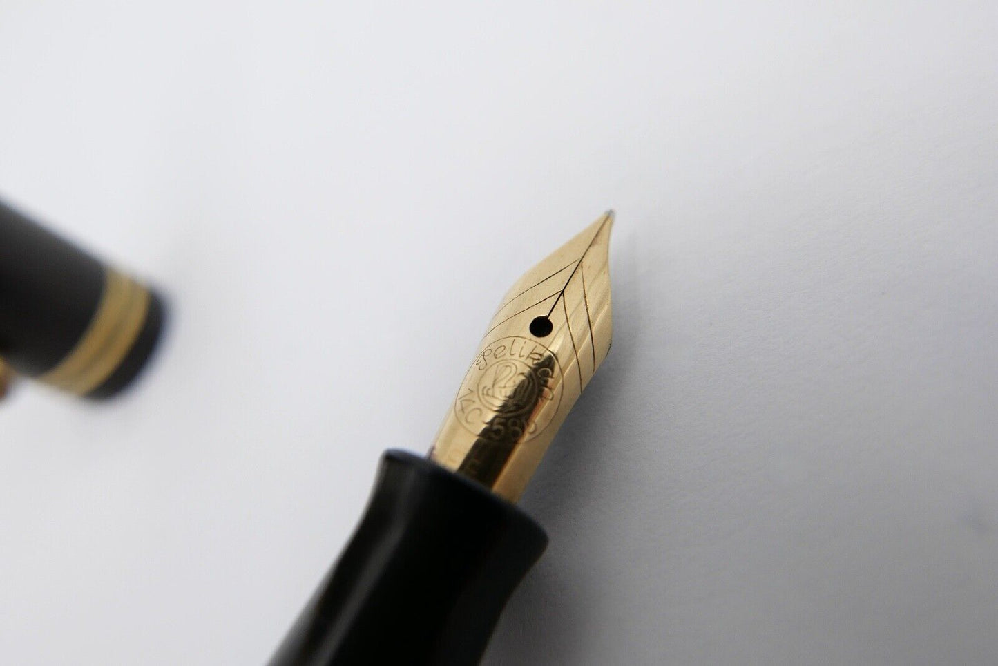 30er PELIKAN 100 Kolbenfüller Füller 585 14Ct Gold Feder EF grün schwarz - Antikhandel-Stuttgart