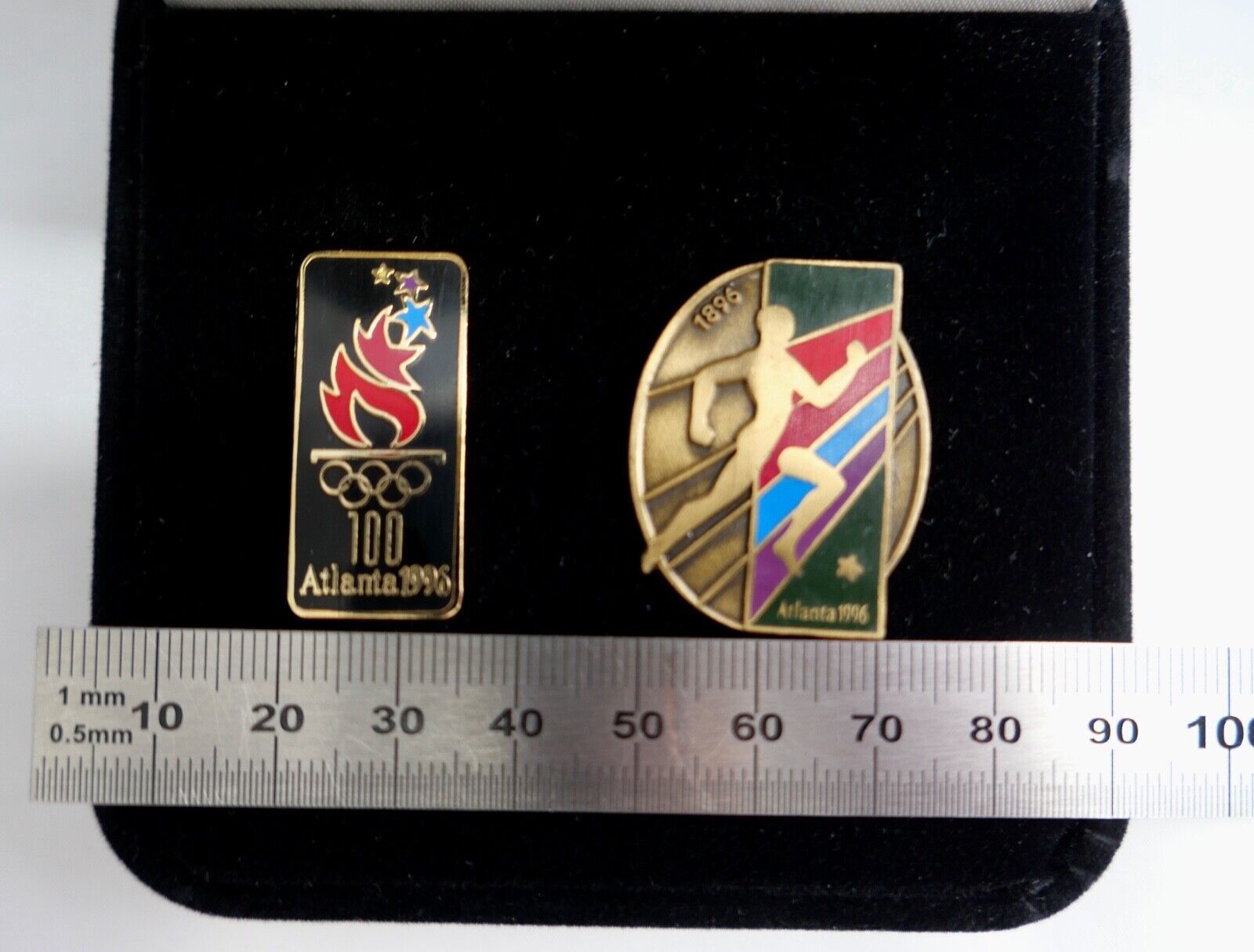 2 Stück PIN Atlanta 1996 Olympia Laufen Anstecker im Etui von UPS - Antikhandel-Stuttgart