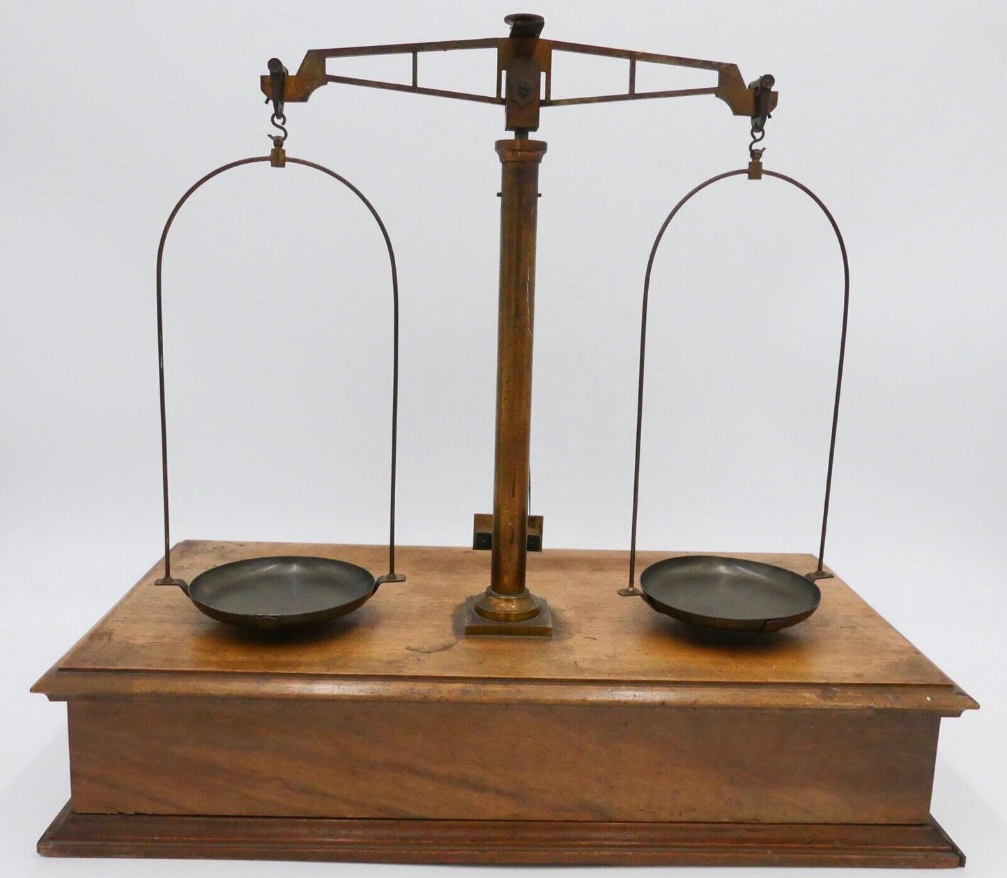 alter Holz Messing BALKENWAAGE mit Gewichtssatz Apotheker Gold Eichstempel 35cm - Antikhandel-Stuttgart