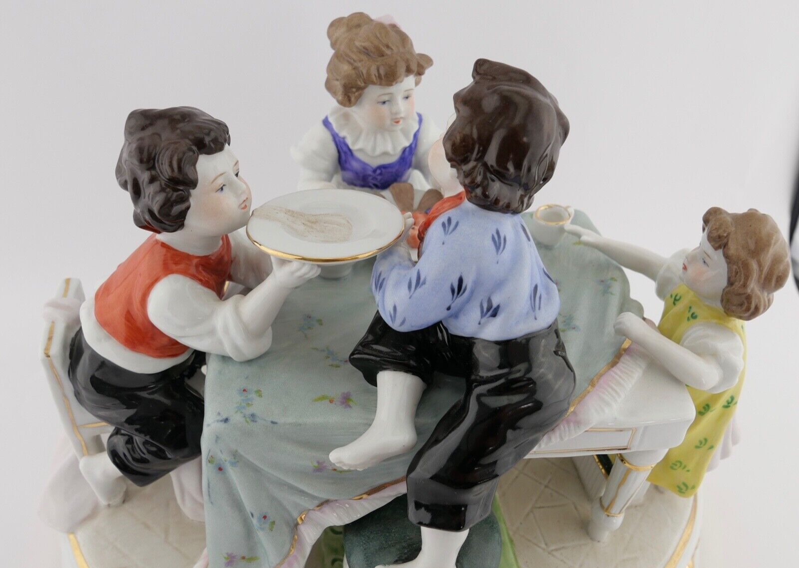 Große schwere Figurengruppe NEUNDORF Porzellan Germany " Kinder zu Tisch " - Antikhandel-Stuttgart