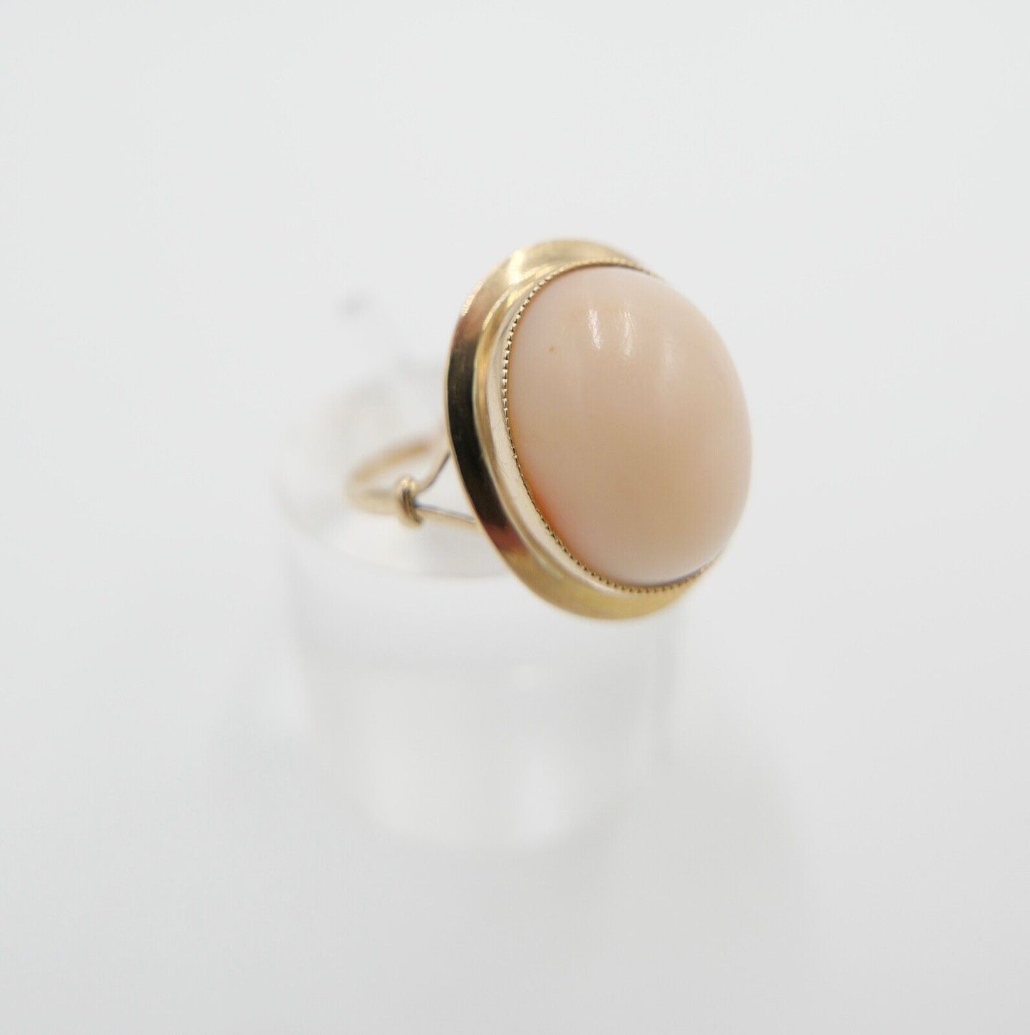 70er Jahre Ring Gold 750 / 18K Gr. 57 Koralle Cabochon Schliff Engelhautkoralle - Antikhandel-Stuttgart