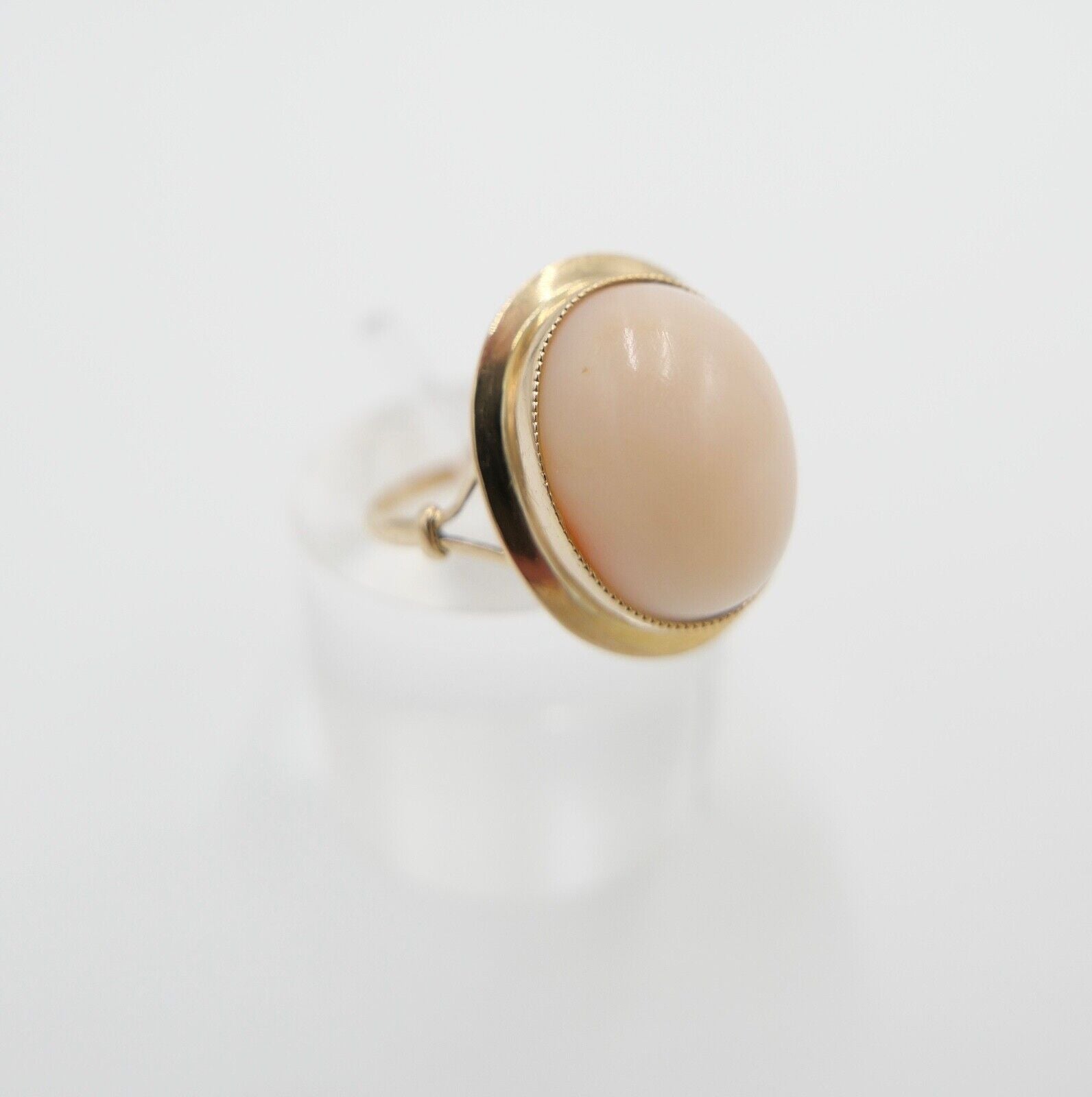 70er Jahre Ring Gold 750 / 18K Gr. 57 Koralle Cabochon Schliff Engelhautkoralle - Antikhandel-Stuttgart