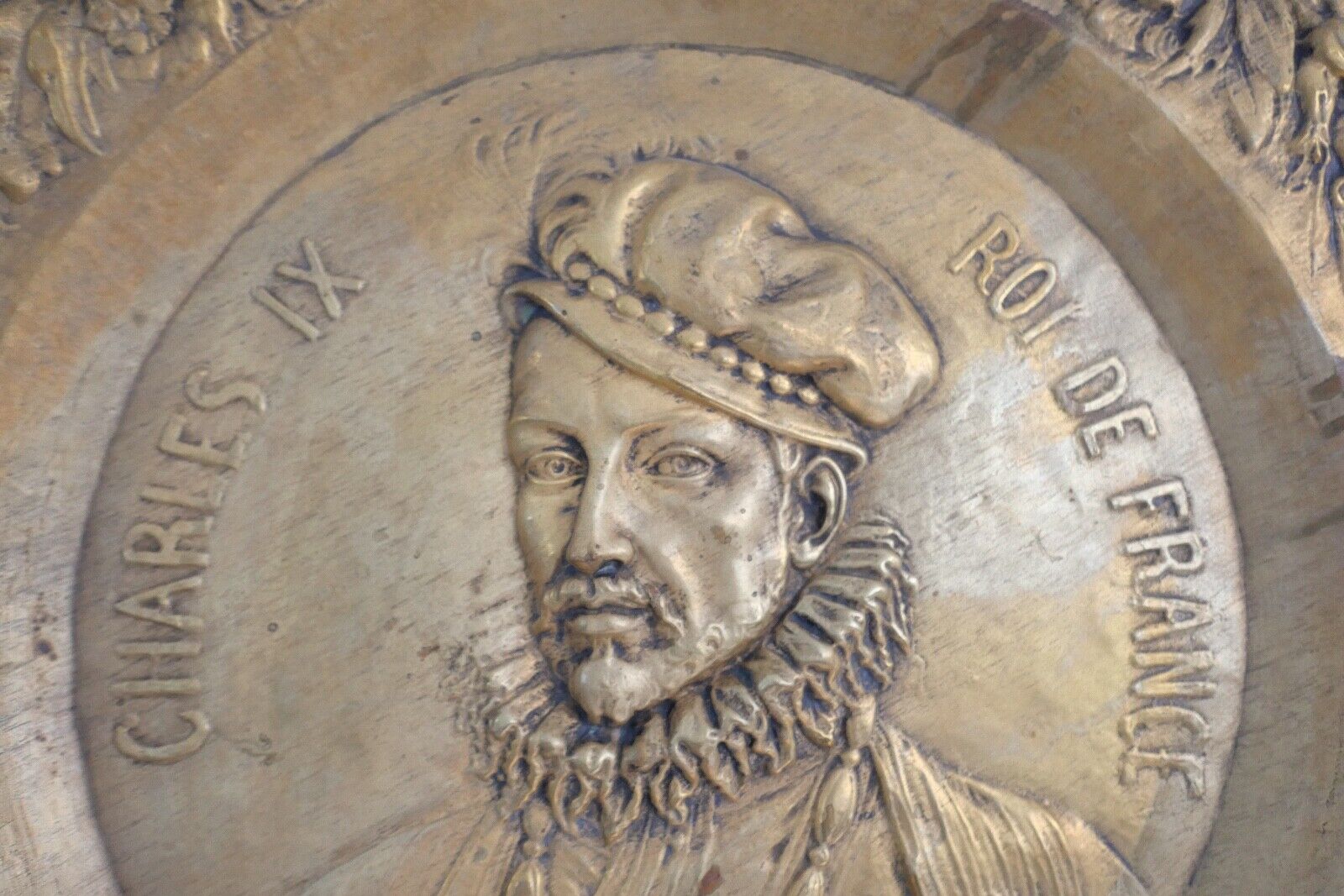 alte französische Repousse Messing Bronze Hängeplatte CHARLES IX Ø 69cm - Antikhandel-Stuttgart