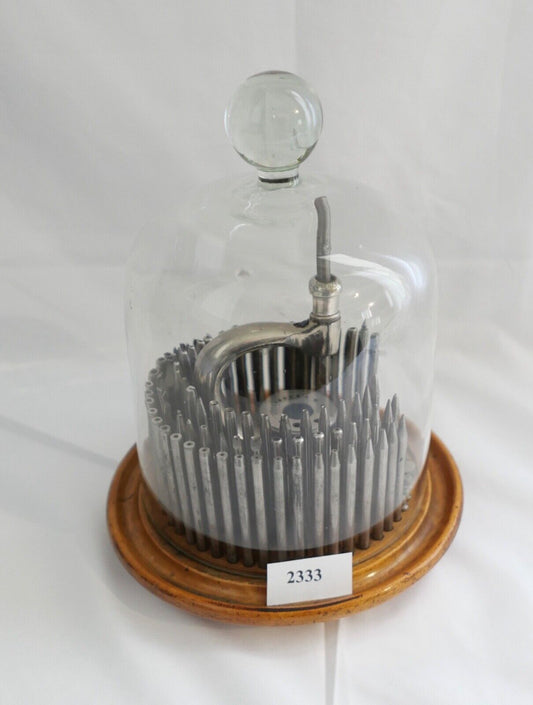 Altes Uhrmacherwerkzeug Triebnietmaschine hinter original Glaskuppel - Antikhandel-Stuttgart