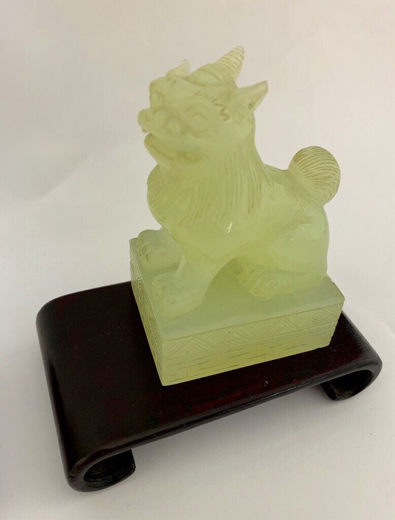 2 alte China vermutlich Glas Löwe Figur auf Holzsockel 8,5 cm ( in Jade Optik ) - Antikhandel-Stuttgart