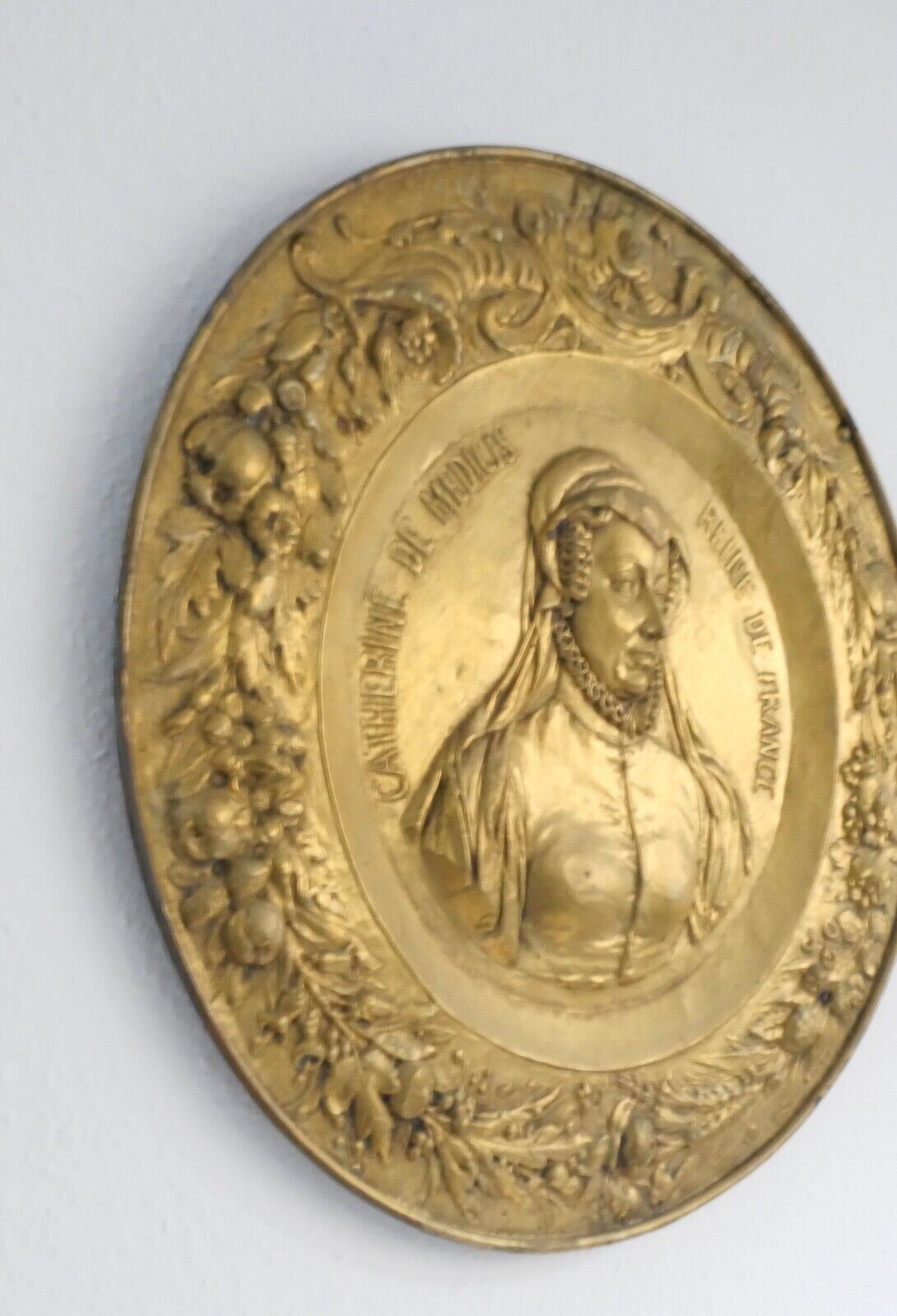 alte französische Repousse Messing Bronze Hängeplatte CATHERINE DE MEDICIS Ø69cm - Antikhandel-Stuttgart