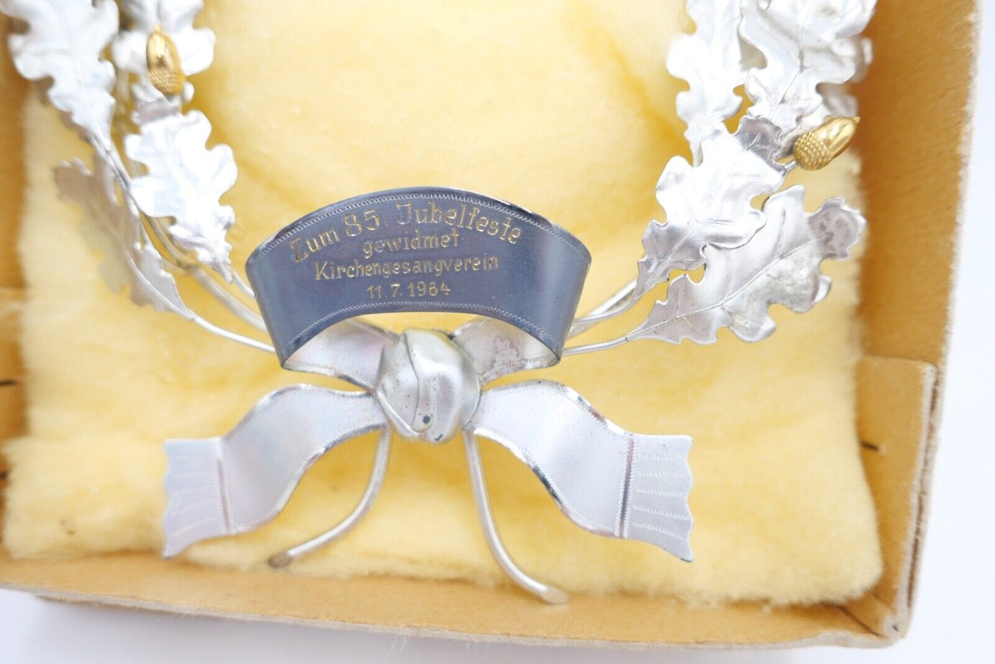 Eichenlaubkranz " 85. Jubelfest Kirchengesangverein 11.7.1964 " Neusilber 19x16 - Antikhandel-Stuttgart