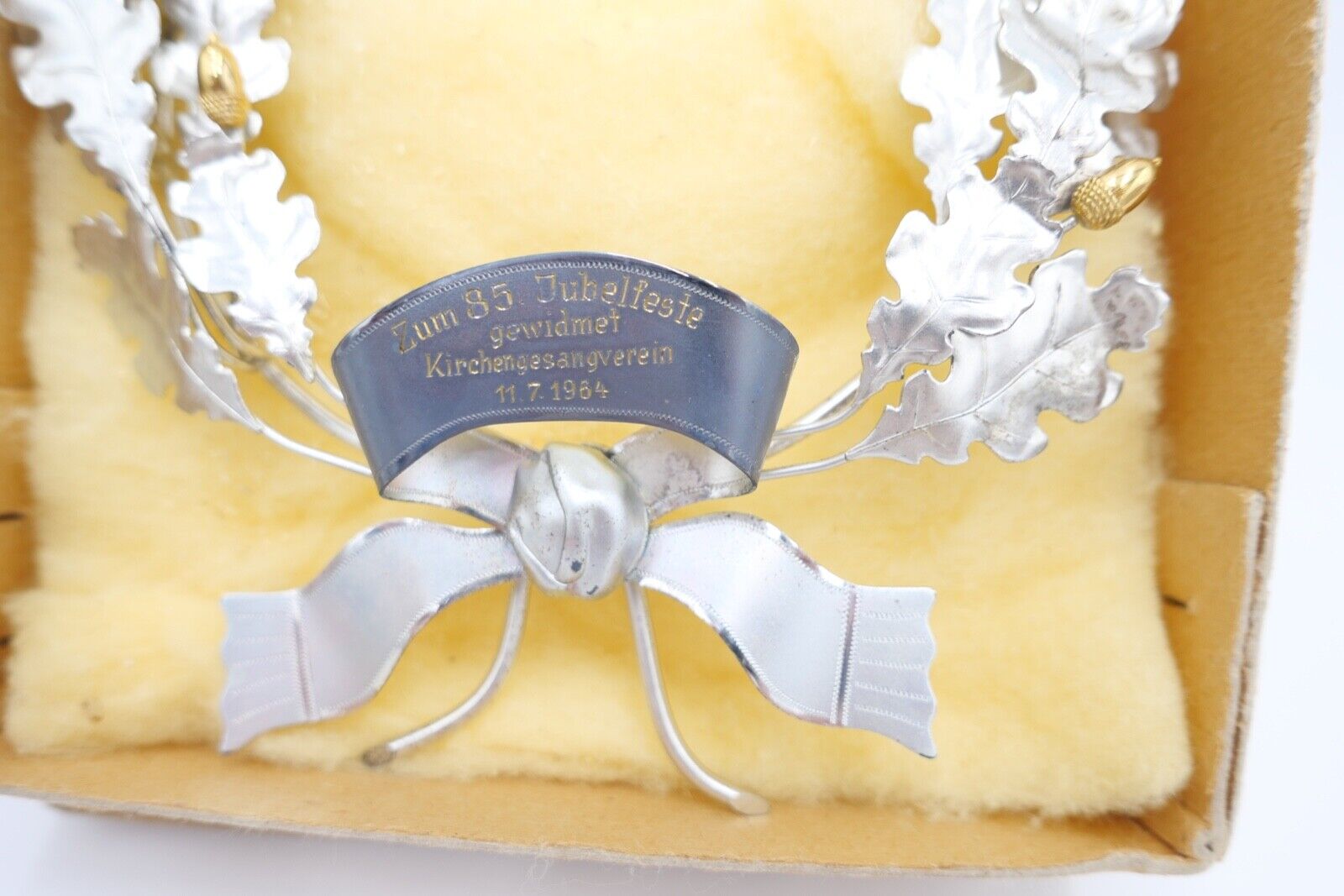Eichenlaubkranz " 85. Jubelfest Kirchengesangverein 11.7.1964 " Neusilber 19x16 - Antikhandel-Stuttgart