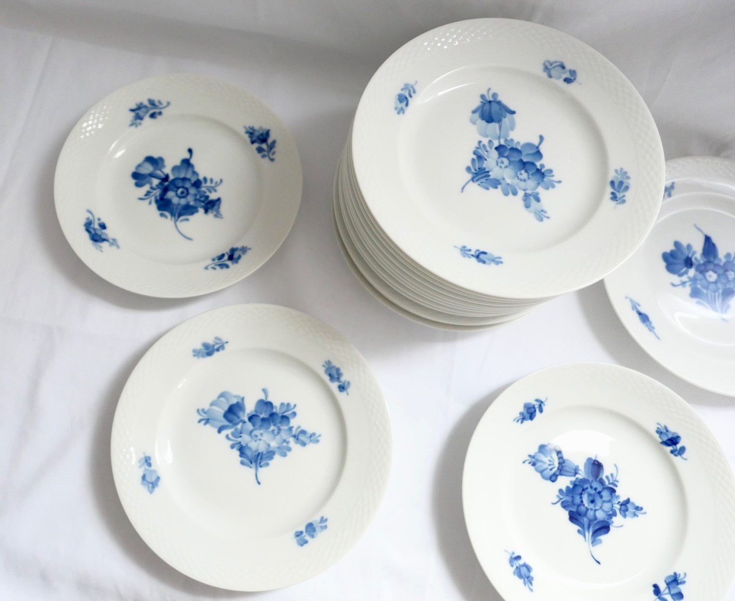 16 Stück ROYAL COPENHAGEN " Blaue Blume " Porzellan Teller 8094