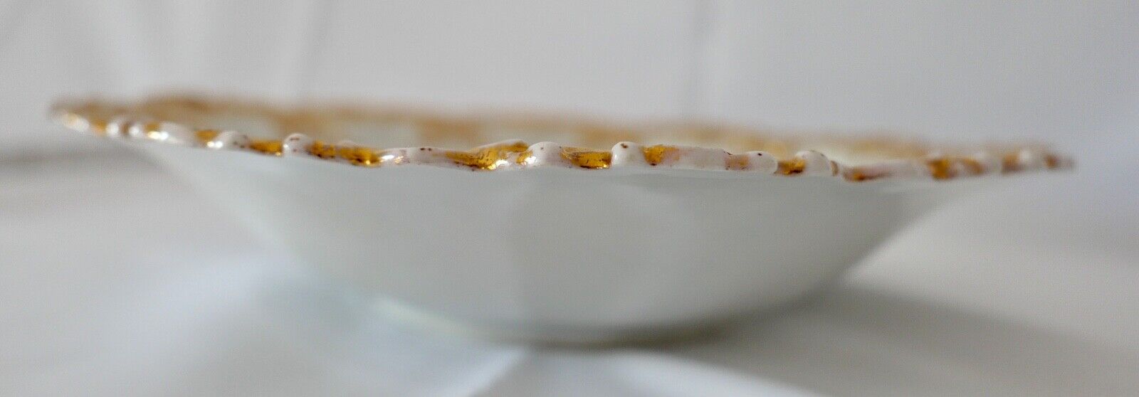 Antiker Meissen Prunk Teller Schale Weiß Goldrelief Staffage Ø 26 cm 19. Jh - Antikhandel-Stuttgart