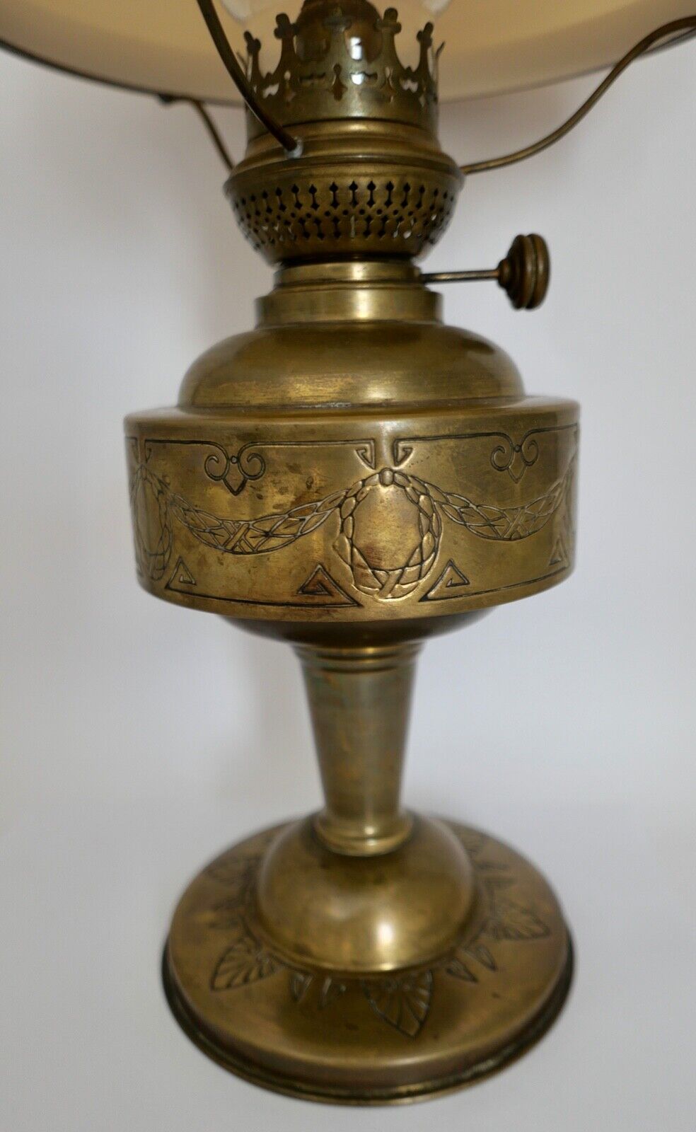 Alte Messing Petroleumlampe 1910-1920 mit Glasschirm Tischlampe Flügelrad - Antikhandel-Stuttgart