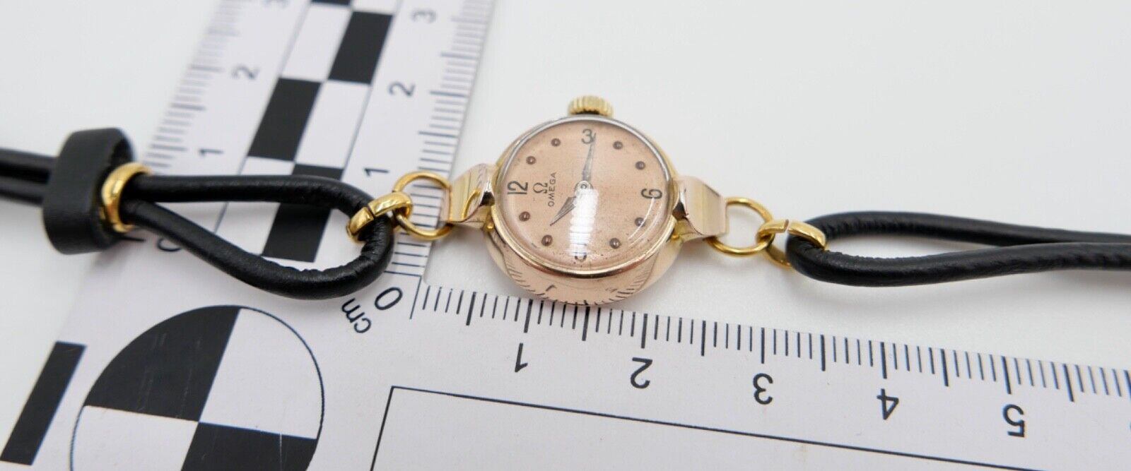 Kleine 1930er Jahre OMEGA Damen Armbanduhr 585 14K Rotgold Handaufzug Ø 18,8mm - Antikhandel-Stuttgart