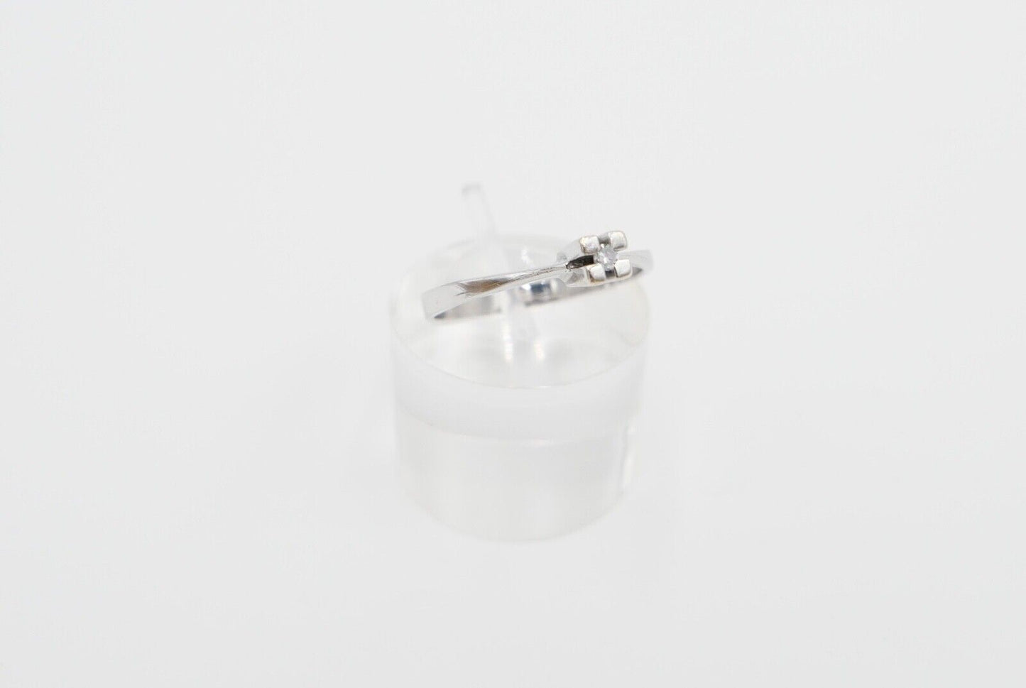 70er Jahre Solitär Ring Weißgold 333 / 8K Brillant 0,03 Ct F / VVS Gr. 57 - Antikhandel-Stuttgart