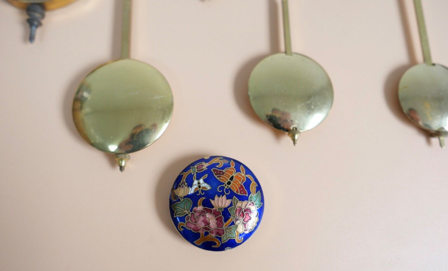 KONVOLUT Posten Ersatzteile alte & antike Pendel Pendellinsen Messing Wanduhr - Antikhandel-Stuttgart