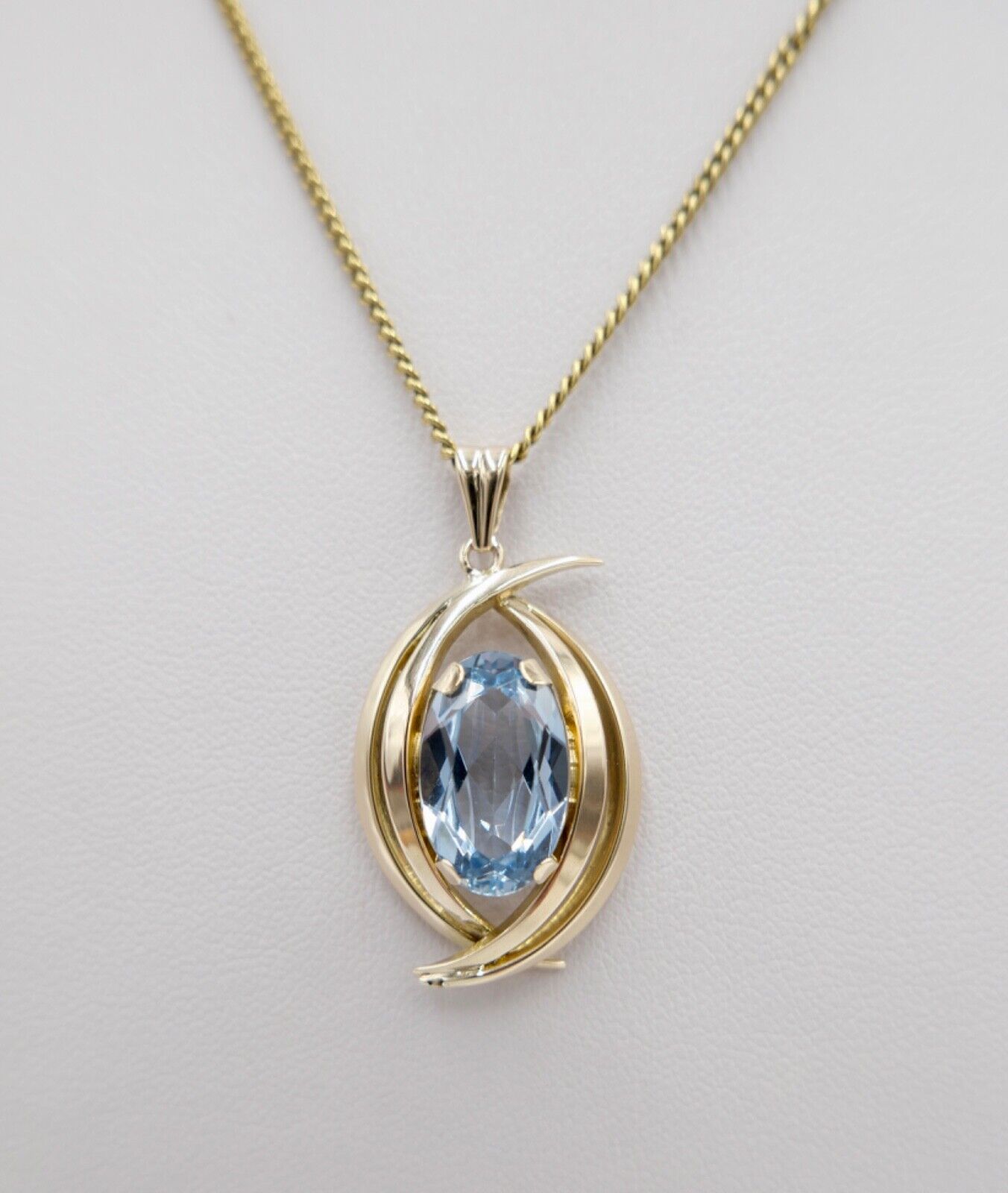 Anhänger 333 / 8K Gelbgold Blauer Spinell OVAL Schliff 5,5 Ct Ø 30 mm - Antikhandel-Stuttgart