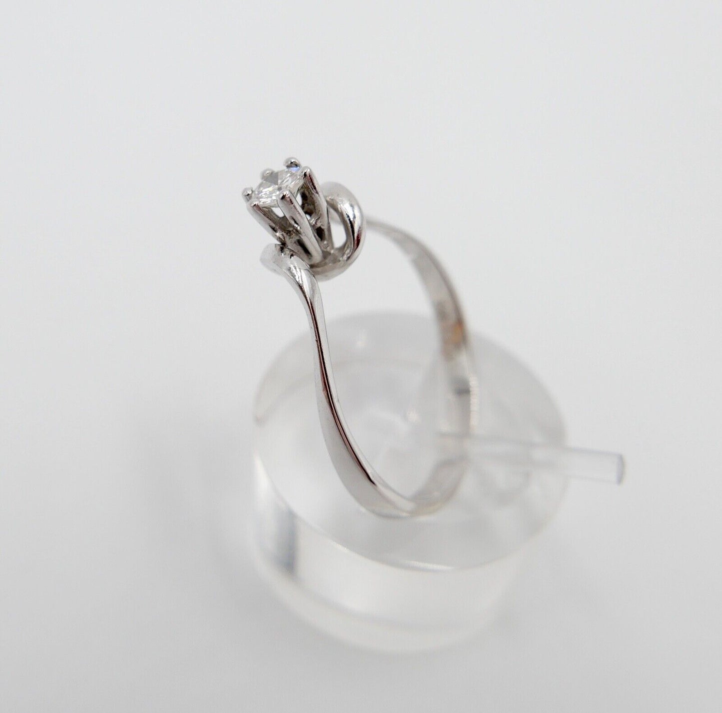 1980er geschwungener Solitär Ring Weißgold Gold 585 14K Brillant 0,20 Ct Gr. 60 - Antikhandel-Stuttgart