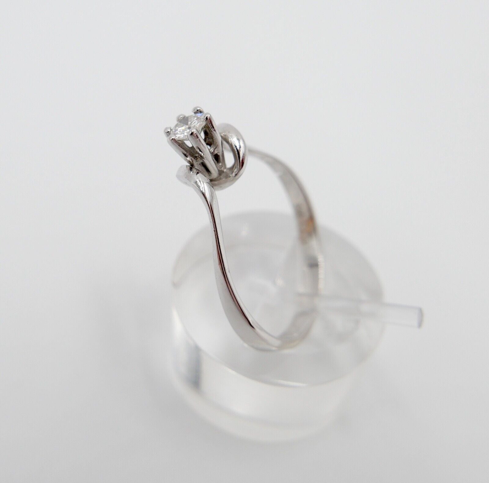 1980er geschwungener Solitär Ring Weißgold Gold 585 14K Brillant 0,20 Ct Gr. 60 - Antikhandel-Stuttgart