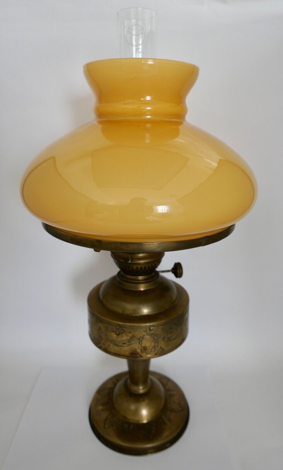 Alte Messing Petroleumlampe 1910-1920 mit Glasschirm Tischlampe Flügelrad - Antikhandel-Stuttgart