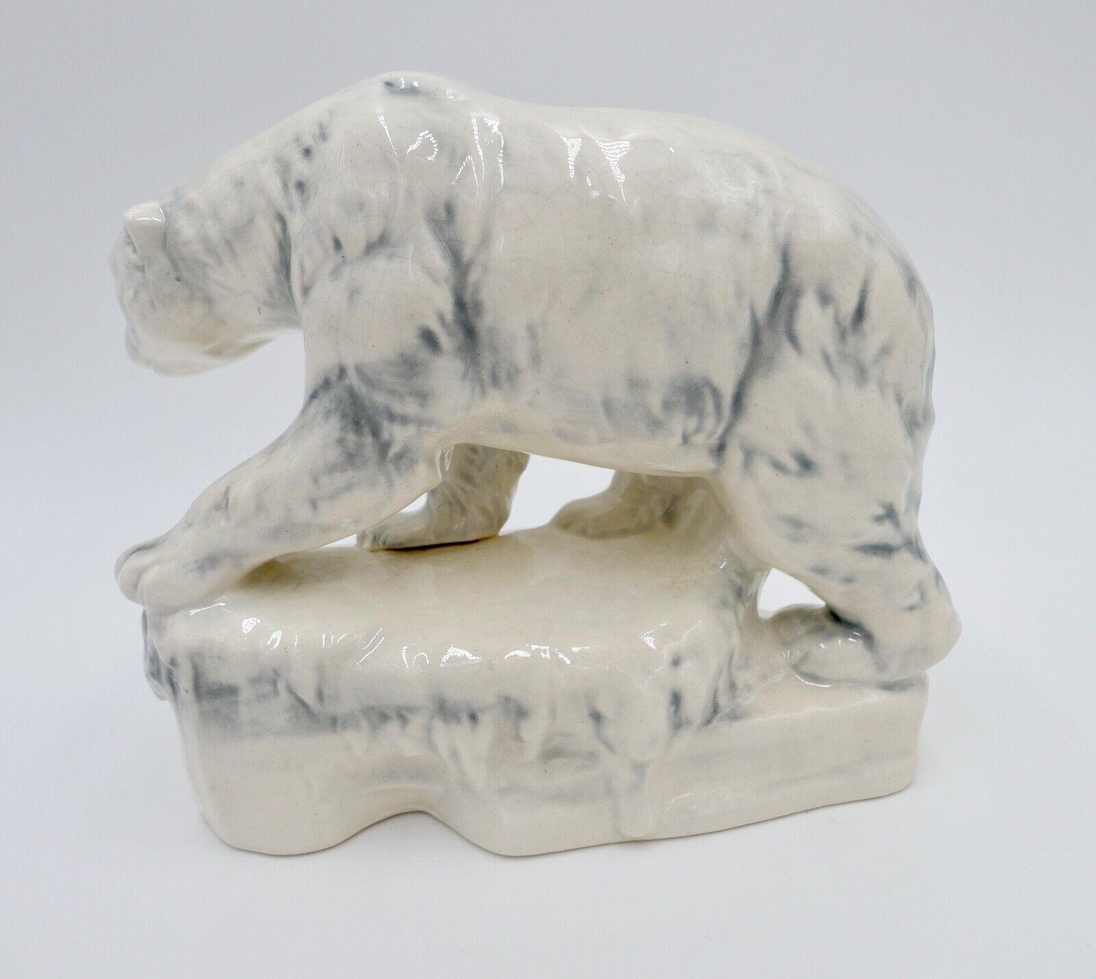 Großer alter Eisbär Polarbär auf Sockel Modell Nr. 36096 Krakelee Porzellan - Antikhandel-Stuttgart