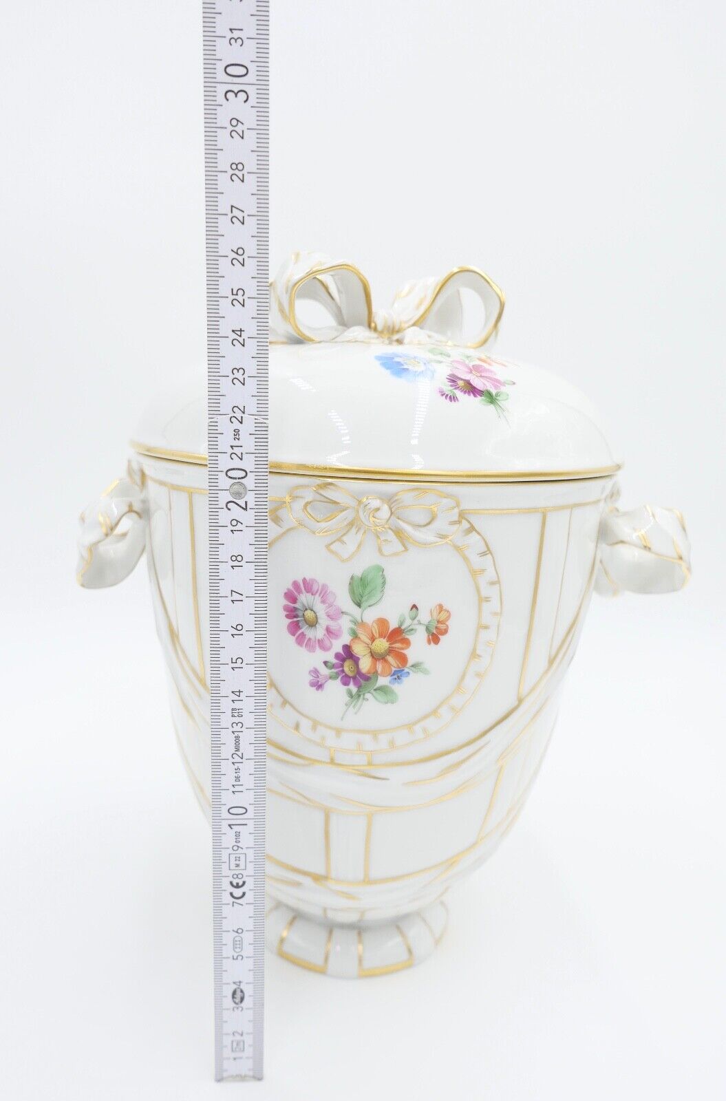 KPM Berlin Deckelvase Urnenvase 27 cm hochPorzellan weiß Gold Blumen - Antikhandel-Stuttgart