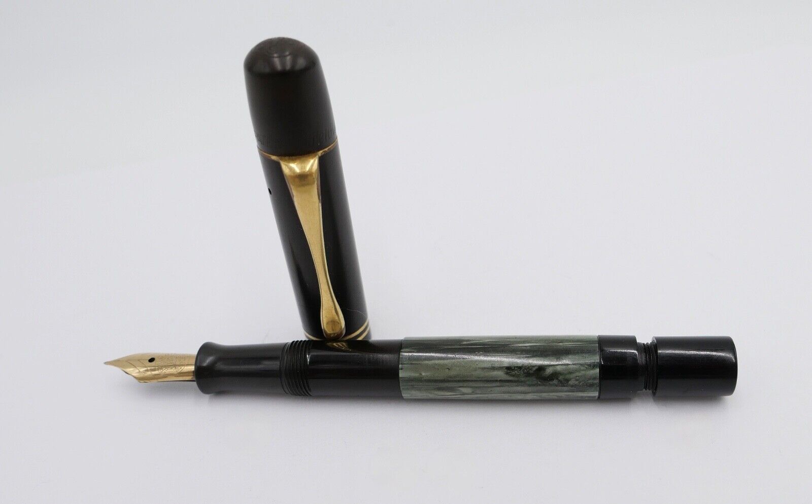 30er PELIKAN 100 Kolbenfüller Füller 585 14Ct Gold Feder EF grün schwarz - Antikhandel-Stuttgart