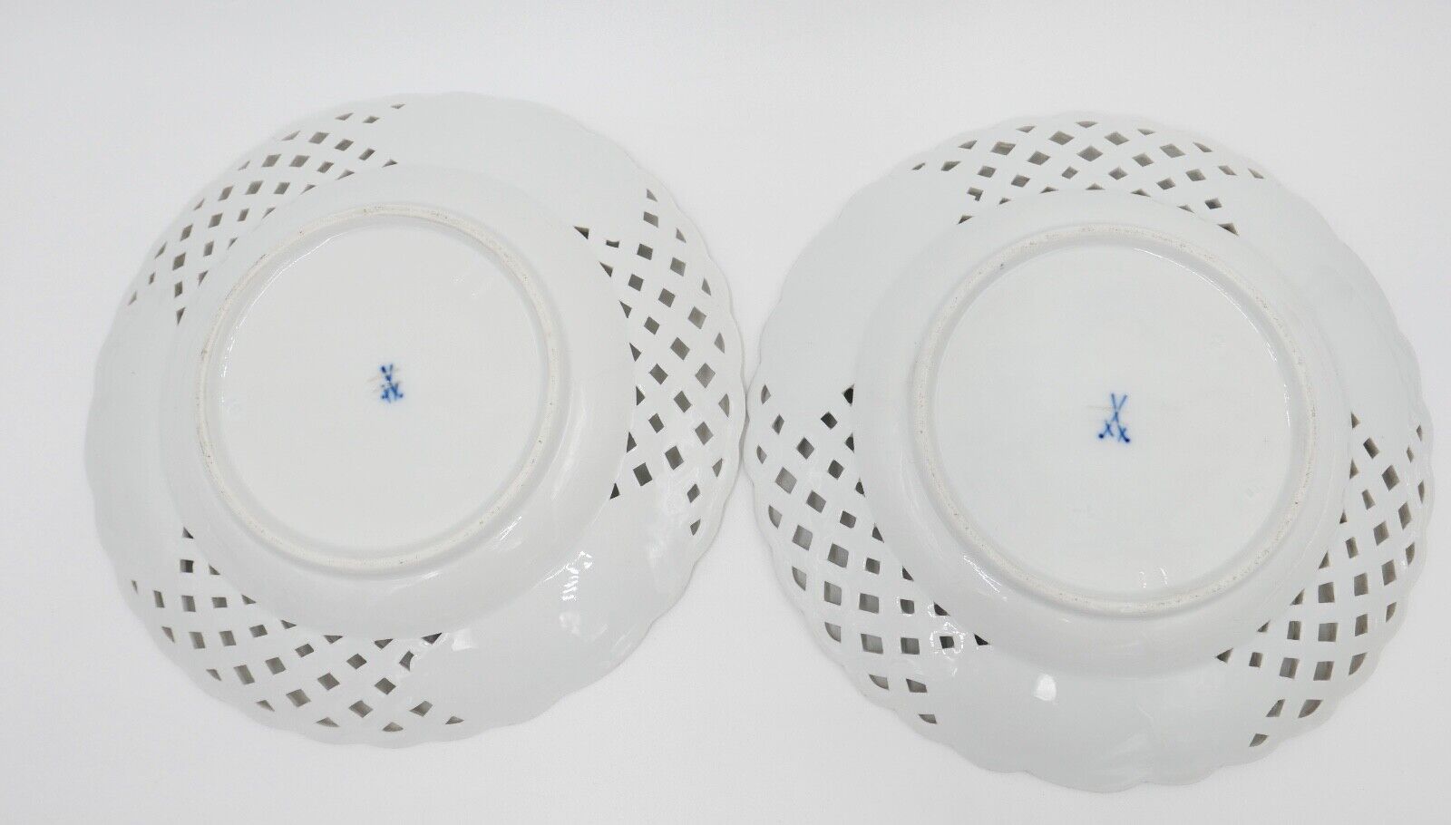 2x Meissen Durchbruchteller Wandteller Ø 20,5 cm blaue Blume Knaufzeit - Antikhandel-Stuttgart