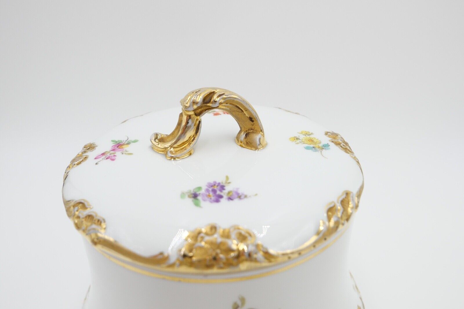 Meissen 1. Wahl Prunk Bonboniere Keksdose Deckeldose Goldrand Streublümchen Gold - Antikhandel-Stuttgart