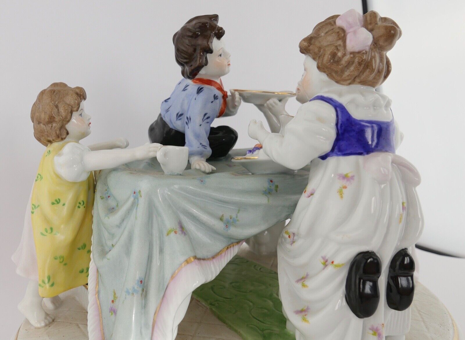 Große schwere Figurengruppe NEUNDORF Porzellan Germany " Kinder zu Tisch " - Antikhandel-Stuttgart