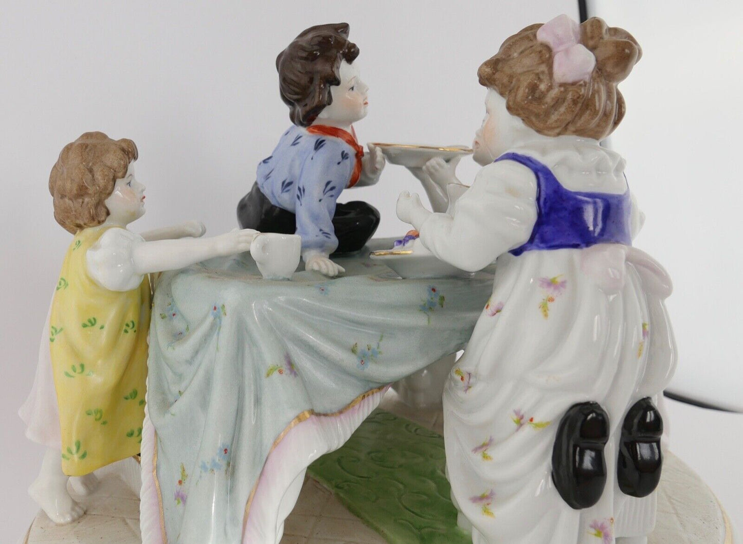 Große schwere Figurengruppe NEUNDORF Porzellan Germany " Kinder zu Tisch " - Antikhandel-Stuttgart