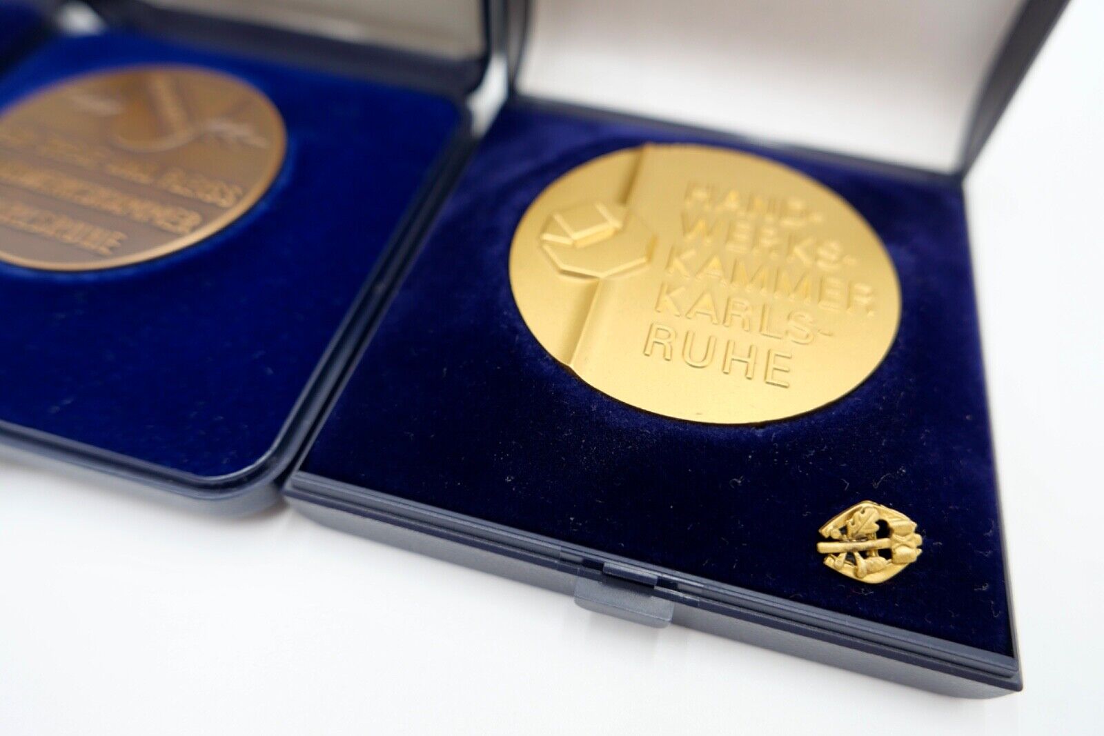 3x KARLSRUHE Handwerkskammer Medaille FÜR TREUE - FLEISS - BETRIEBSTREUE im Etui - Antikhandel-Stuttgart