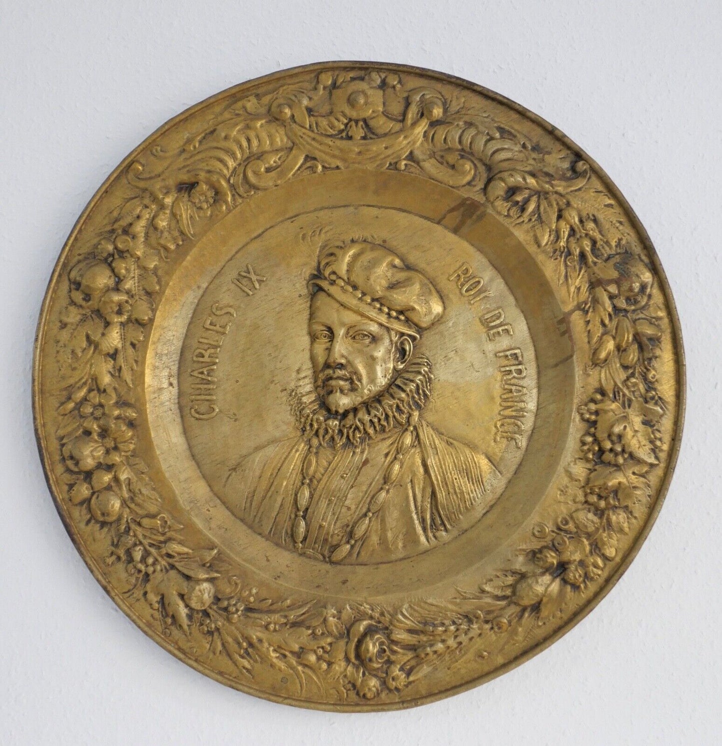alte französische Repousse Messing Bronze Hängeplatte CHARLES IX Ø 69cm - Antikhandel-Stuttgart