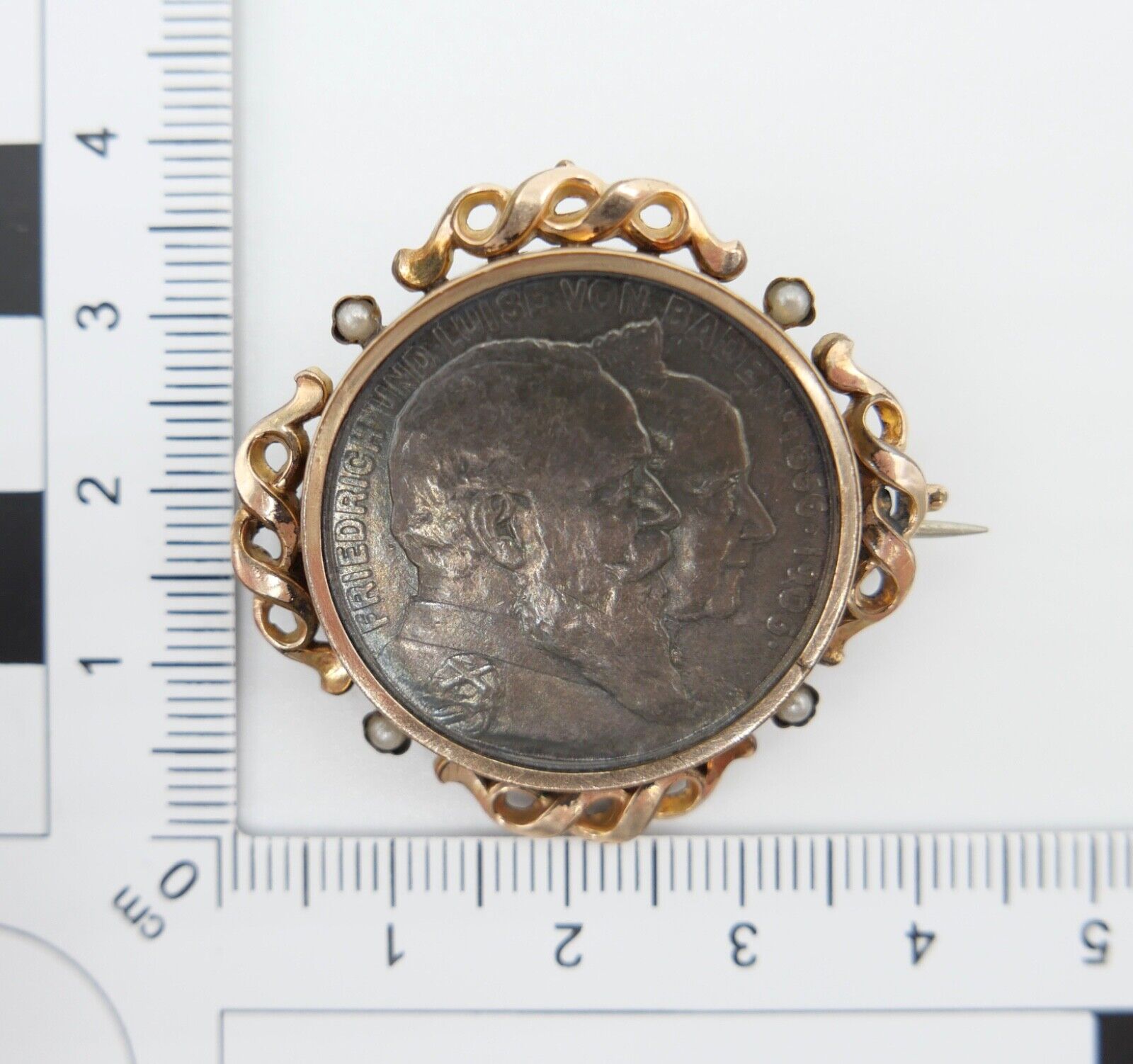 Brosche 2 Mark 1906 G Silbermünze Friedrich und Luise von Baden J.34 vergoldet - Antikhandel-Stuttgart