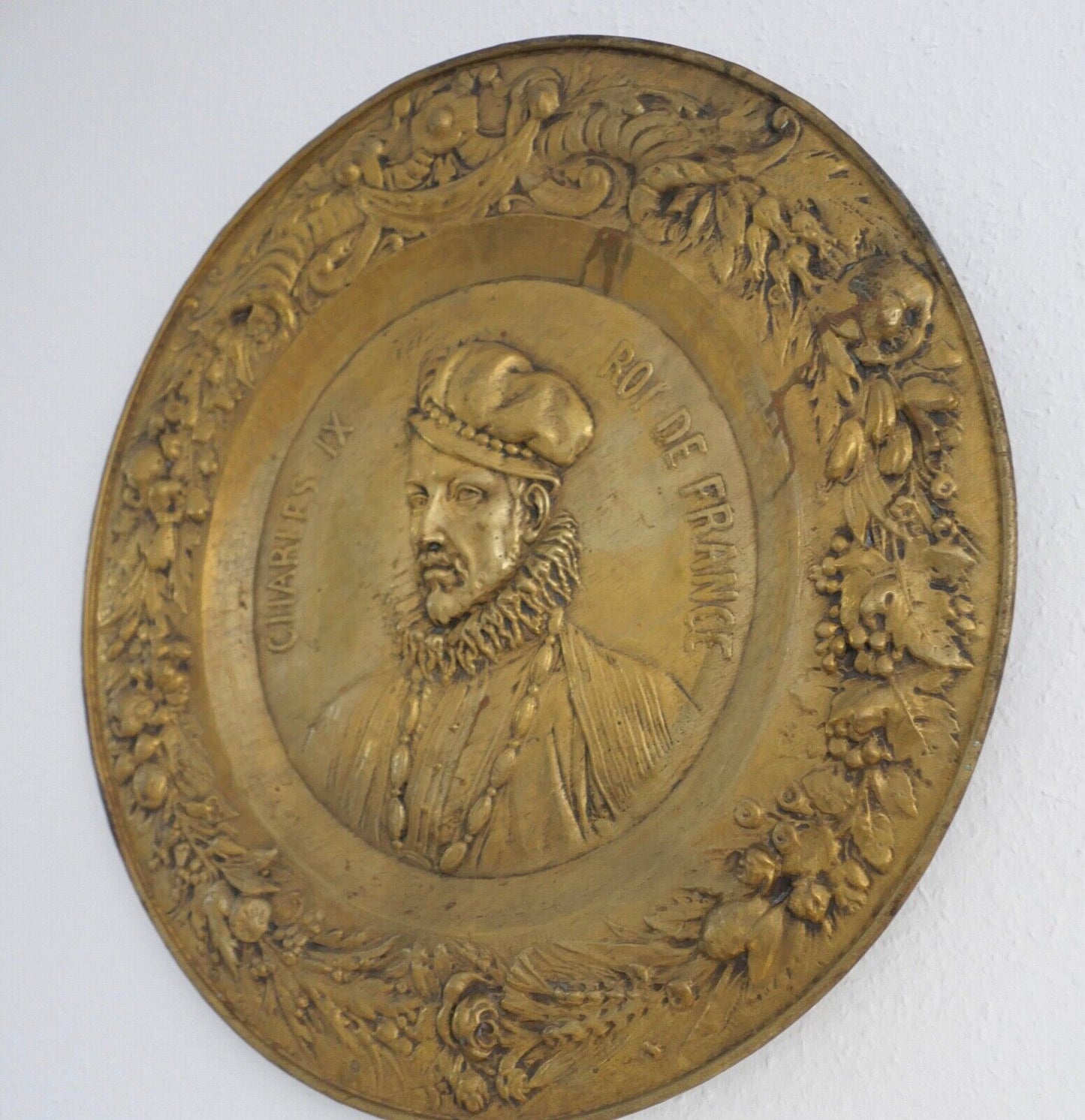alte französische Repousse Messing Bronze Hängeplatte CHARLES IX Ø 69cm - Antikhandel-Stuttgart