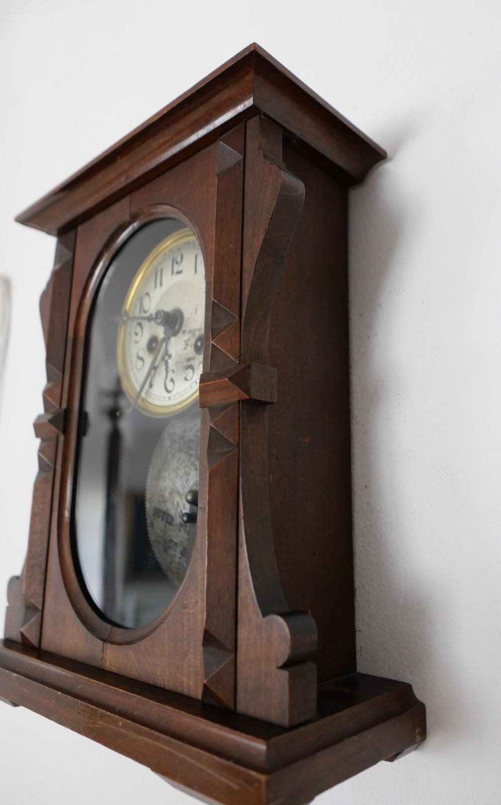 Kleine antike Wanduhr mit Spielwerk für Lochblech Platten um 1900