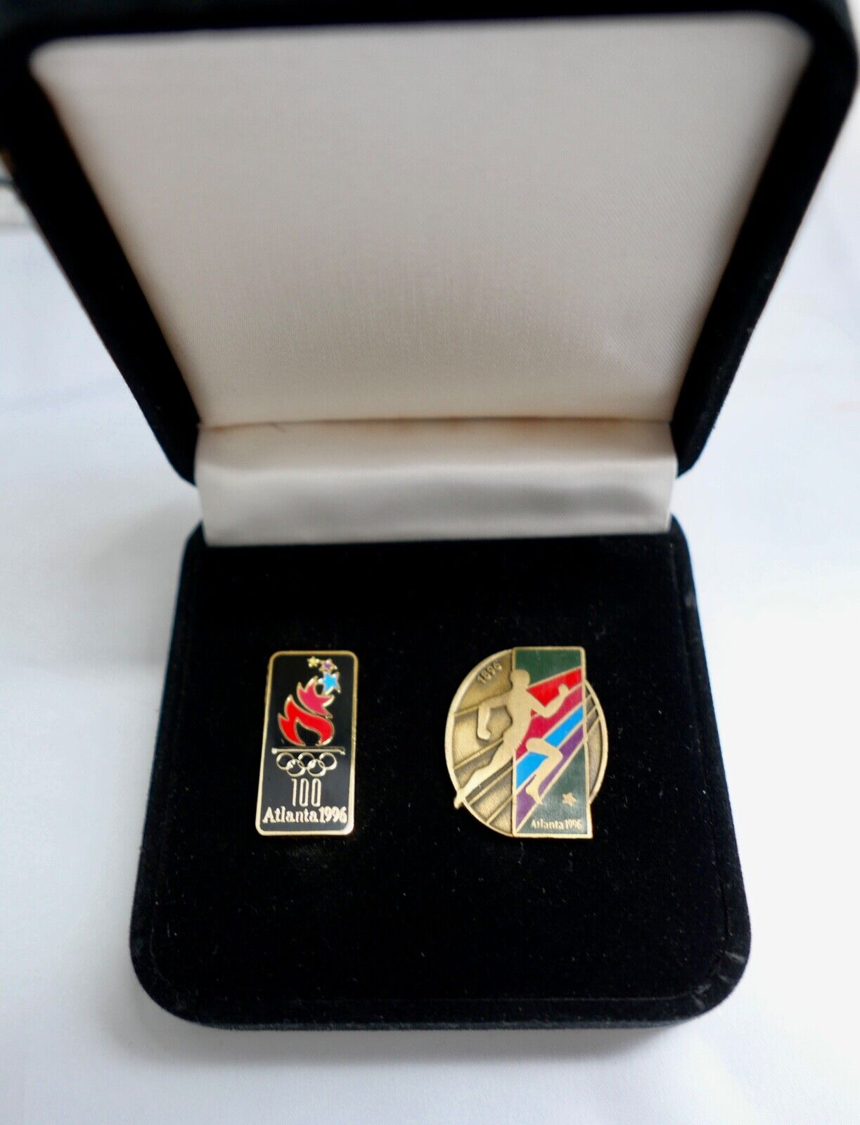 2 Stück PIN Atlanta 1996 Olympia Laufen Anstecker im Etui von UPS - Antikhandel-Stuttgart