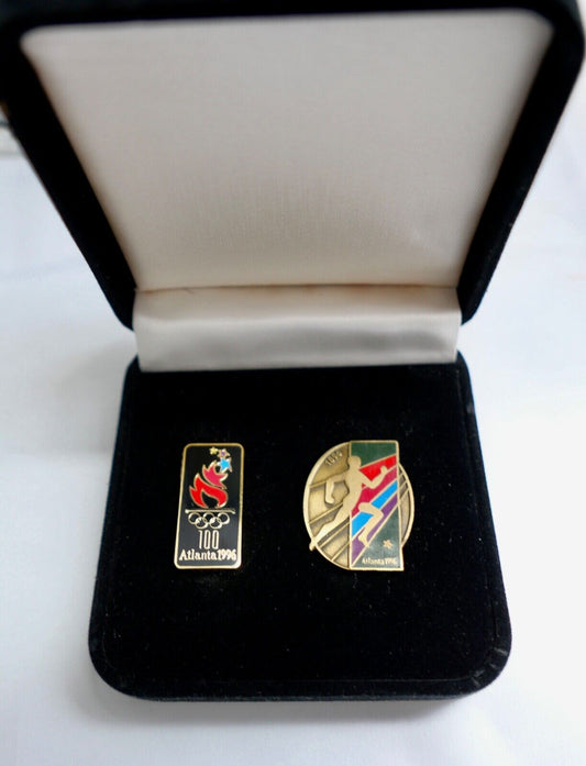 2 Stück PIN Atlanta 1996 Olympia Laufen Anstecker im Etui von UPS - Antikhandel-Stuttgart